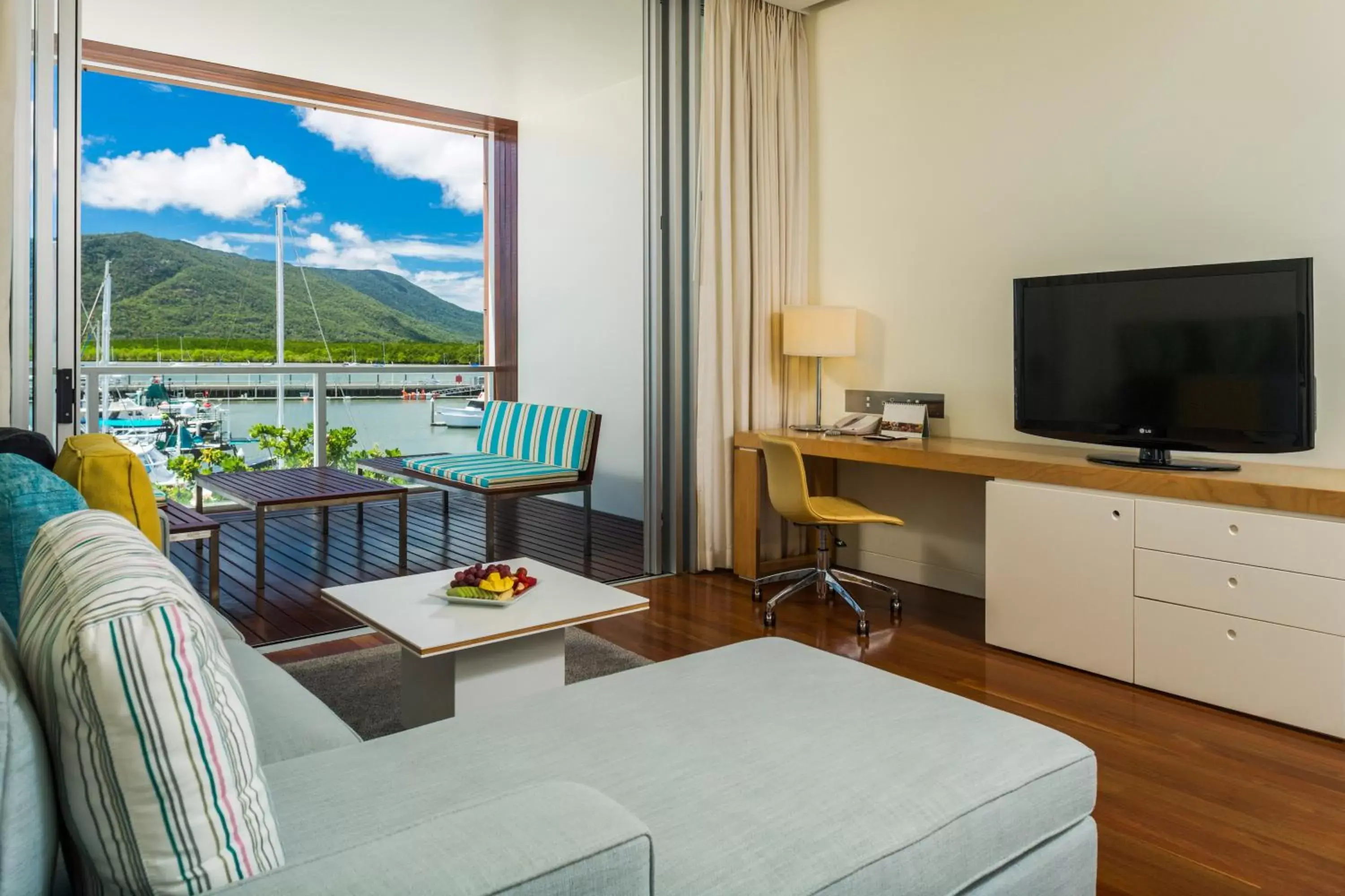 Living room, Room Photo in Shangri-La The Marina, Cairns