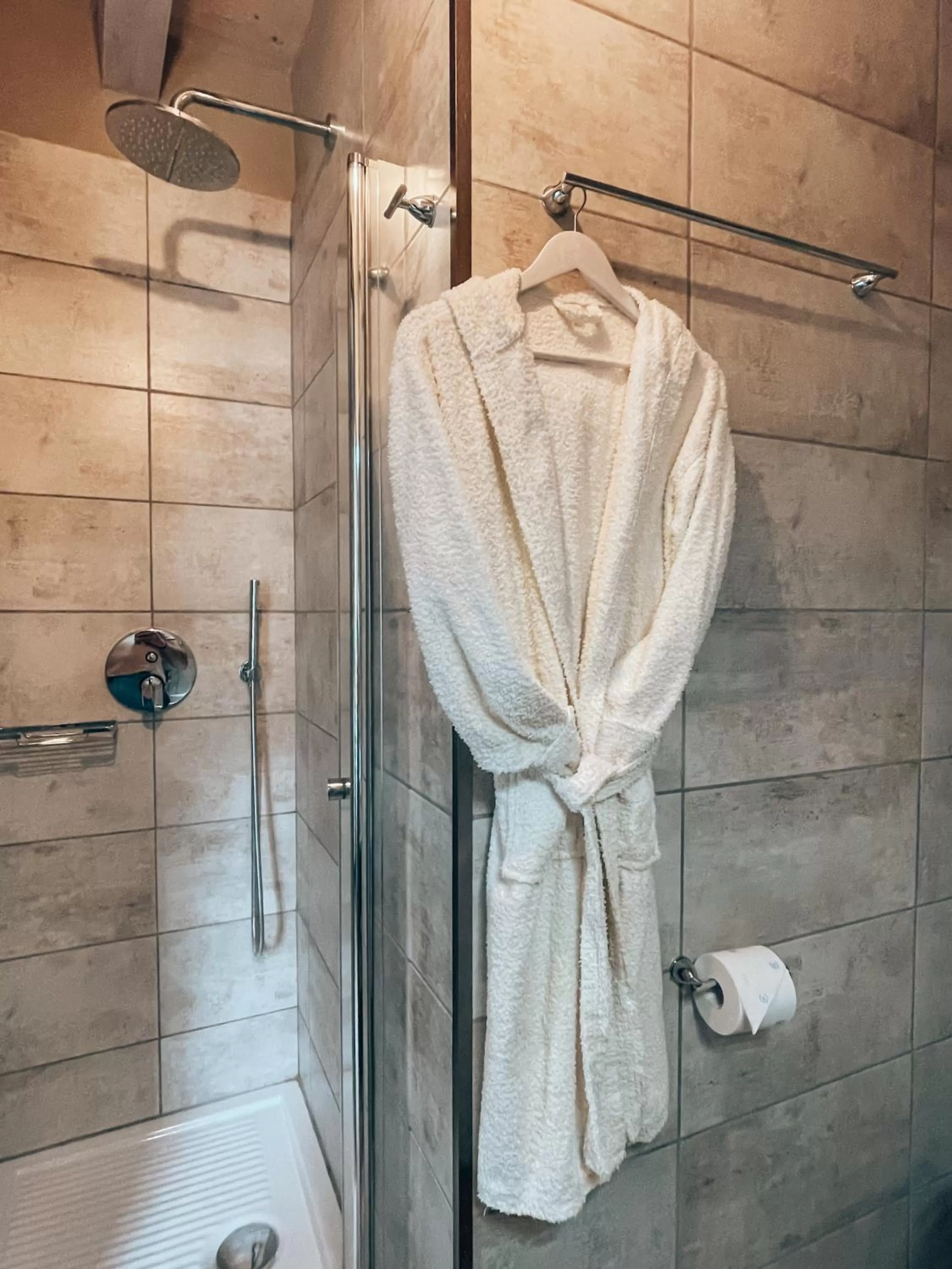 Shower in Talking Stones