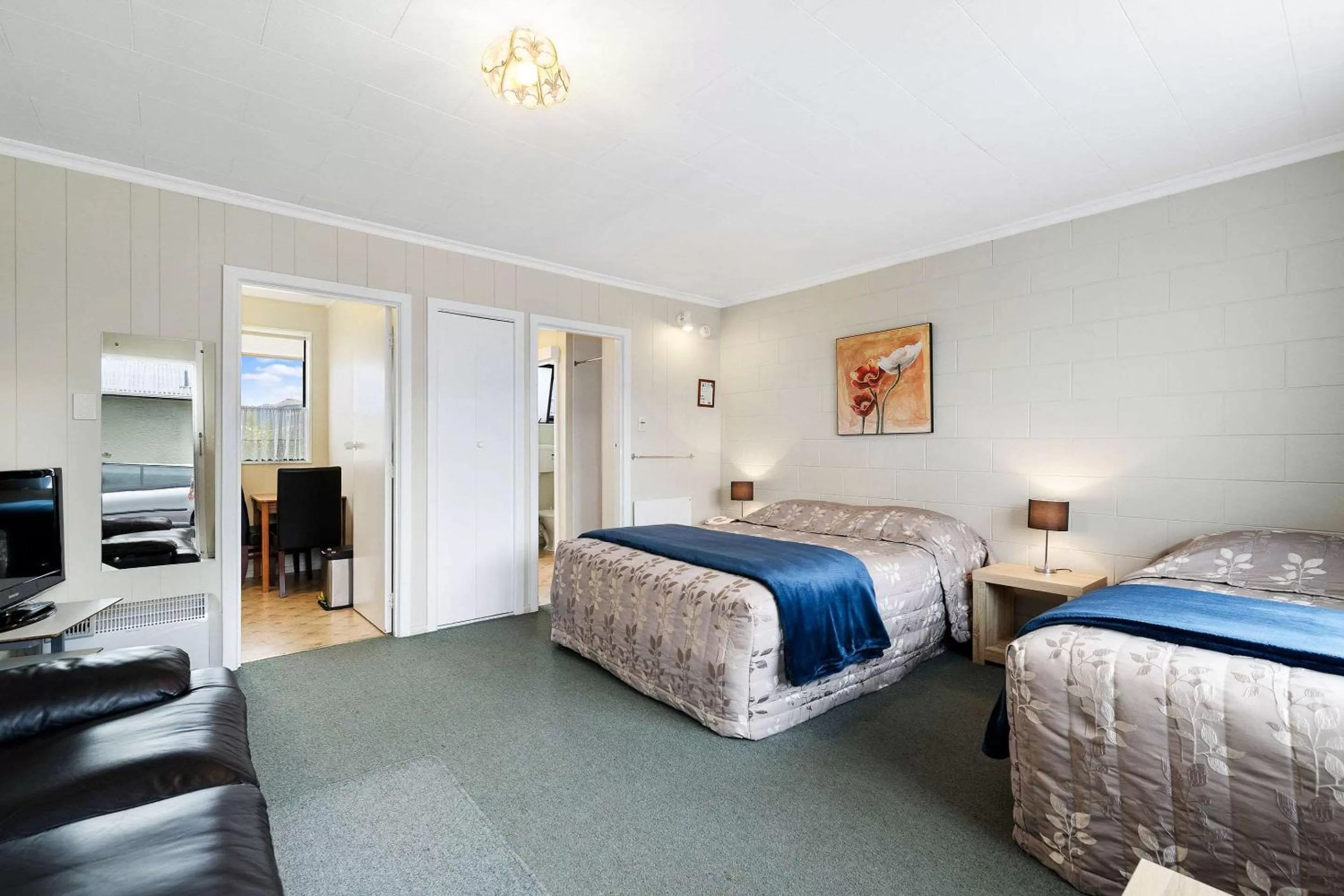 Photo of the whole room, Bed in Econo Lodge Canterbury Court Motel