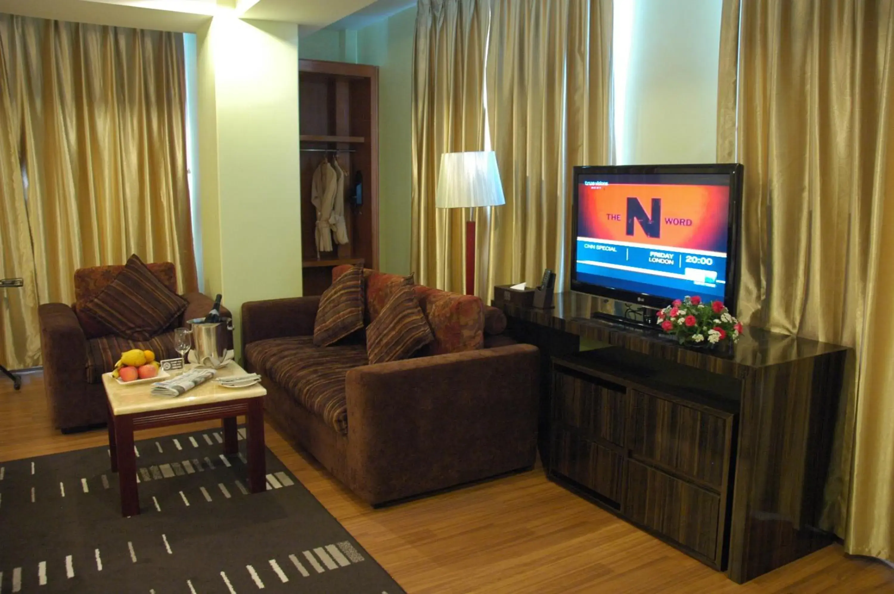 TV and multimedia, TV/Entertainment Center in Best Western Green Hill Hotel