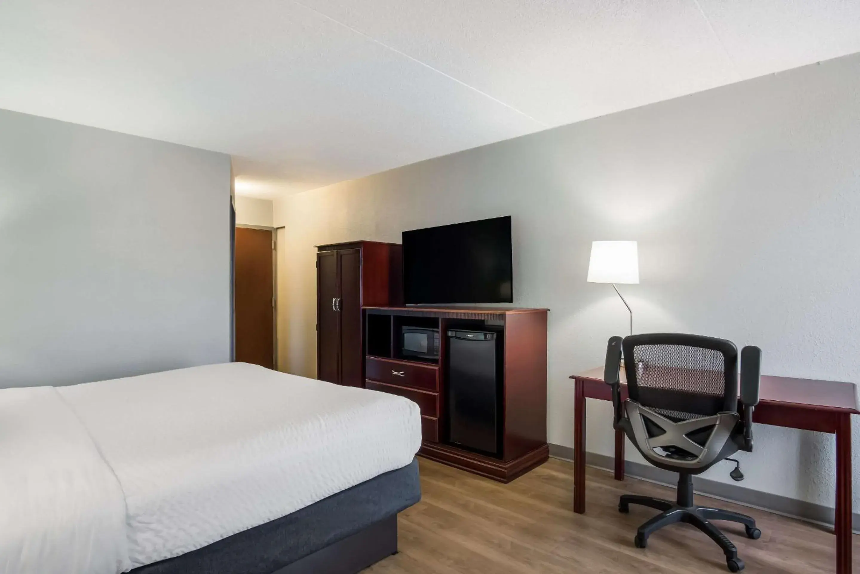 Bedroom, TV/Entertainment Center in Clarion Inn and Suites Airport