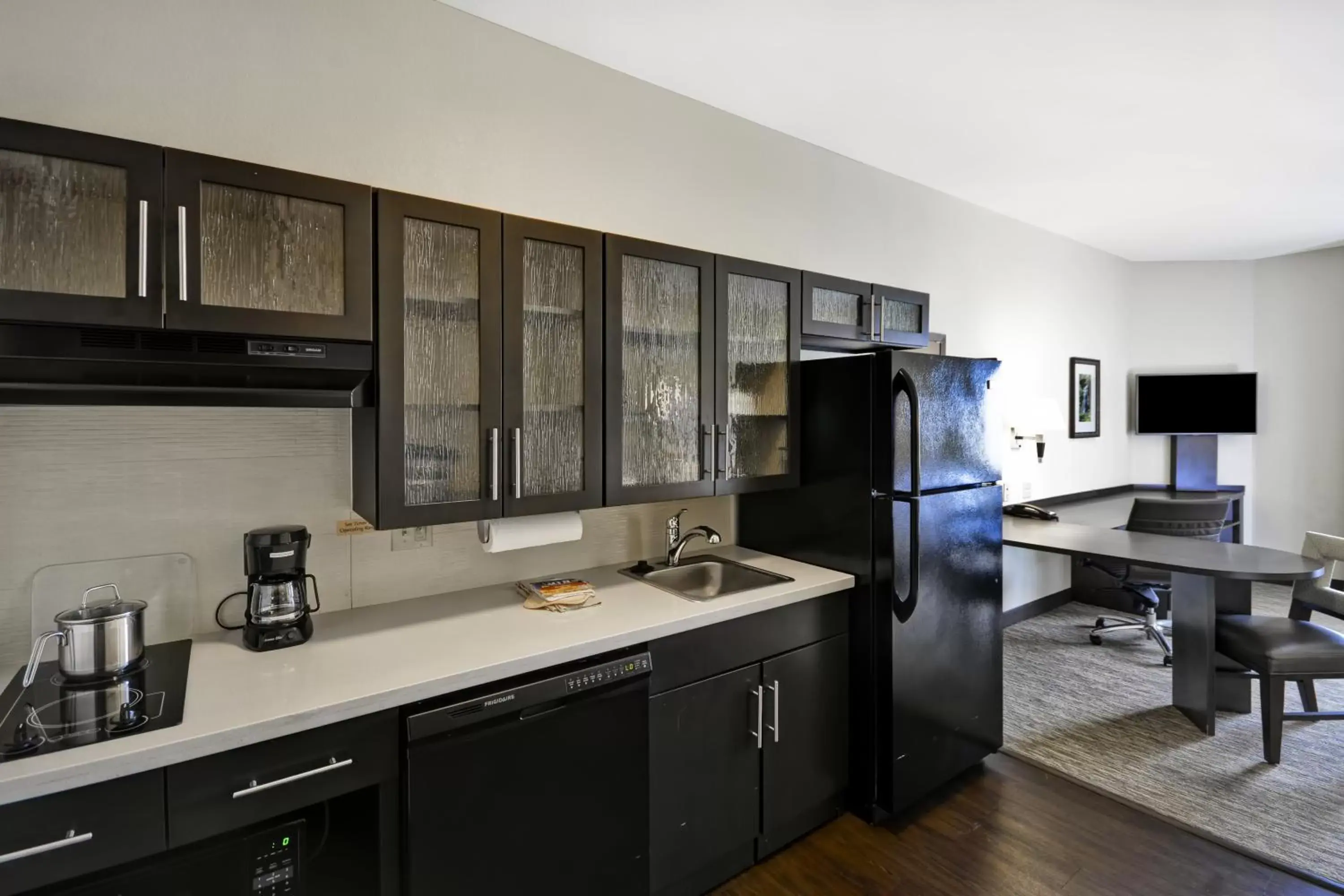 Photo of the whole room, Kitchen/Kitchenette in Candlewood Suites Smyrna - Nashville , an IHG Hotel