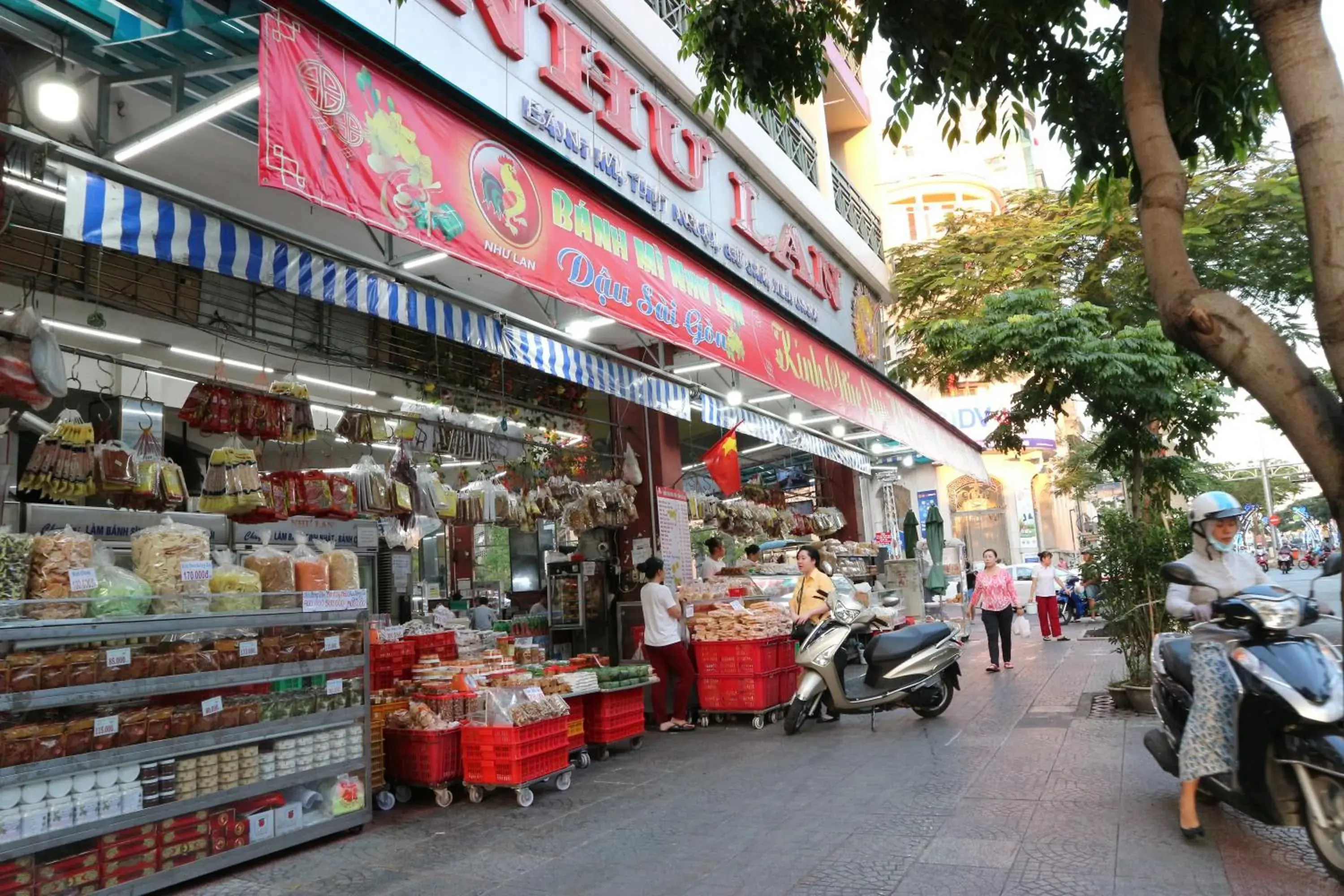 Shopping Area, Supermarket/Shops in Long Hostel