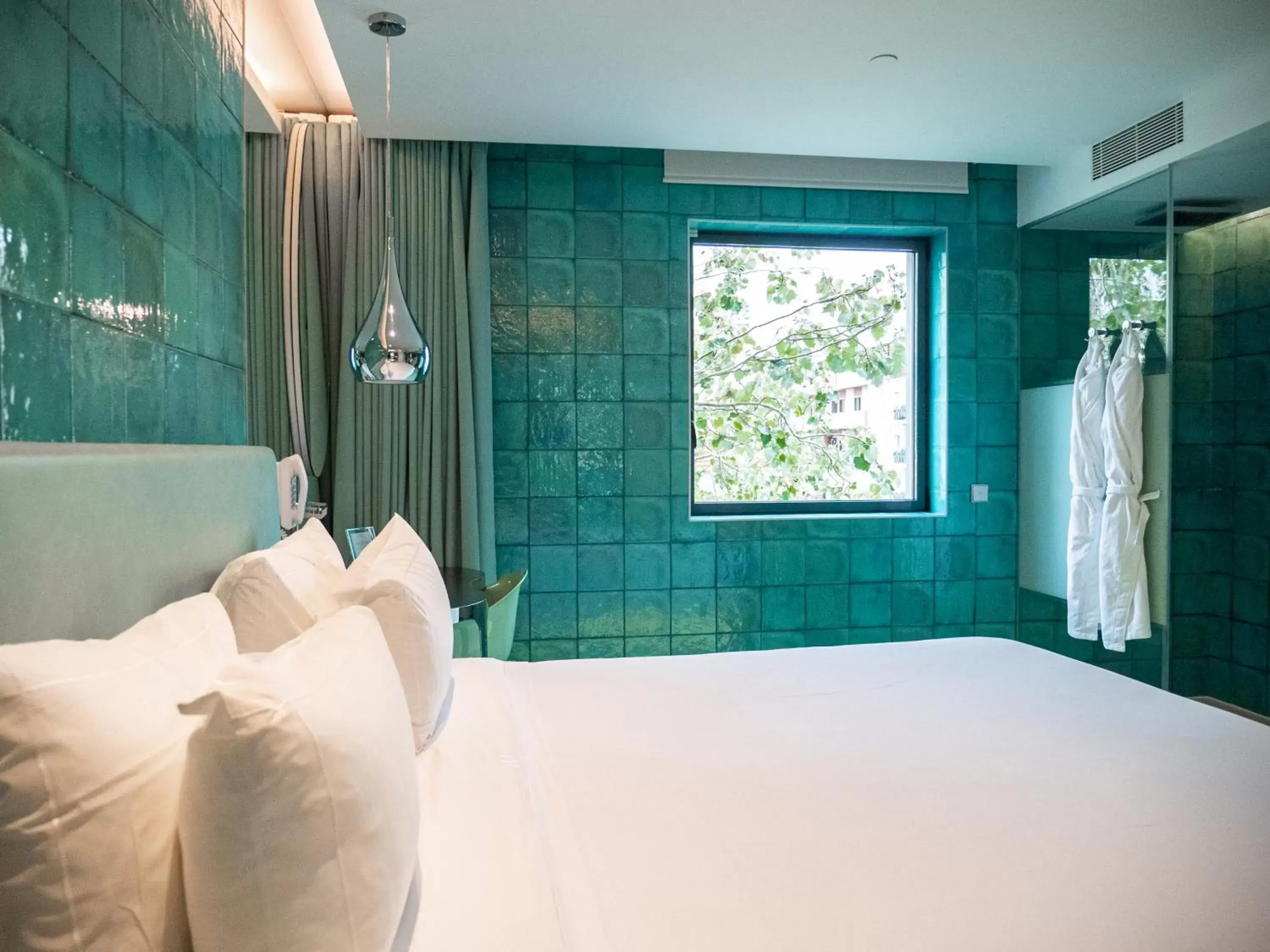 Shower, Bed in WC by The Beautique Hotels