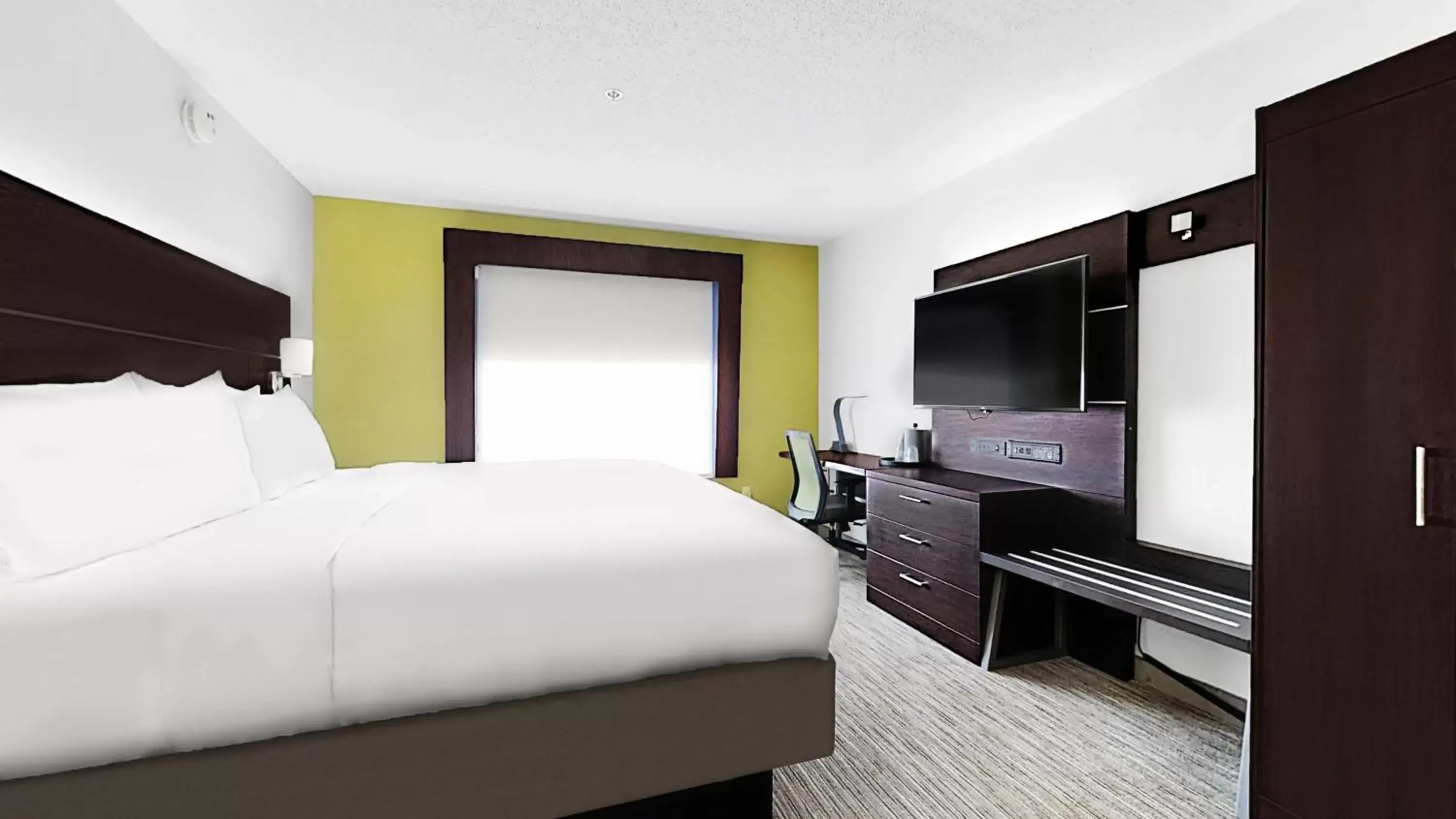 Bed in Holiday Inn Express & Suites - Chalmette - New Orleans S, an IHG Hotel