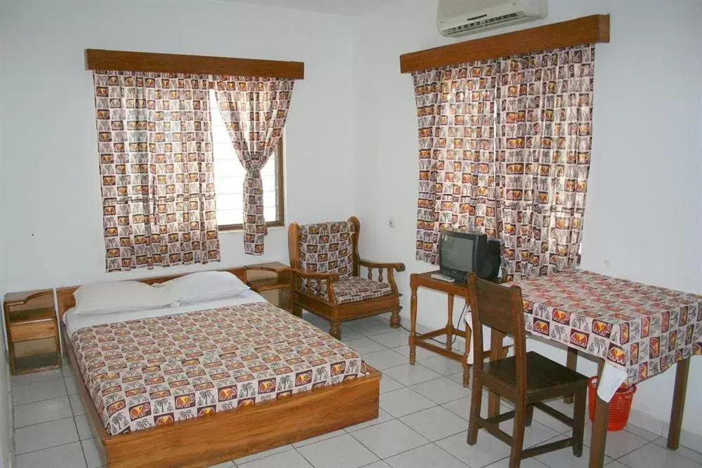 Photo of the whole room in Hotel Aurore Lomé