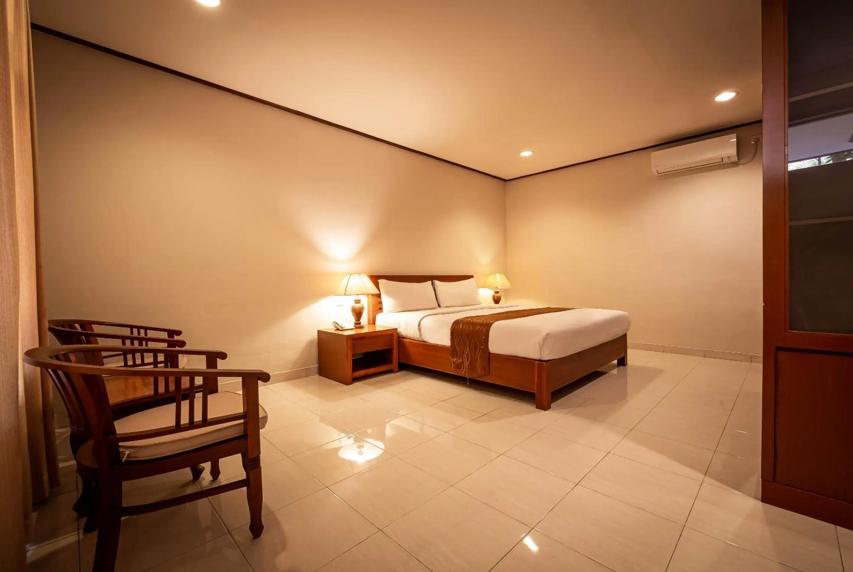 Bed in Yulia Beach Inn Kuta