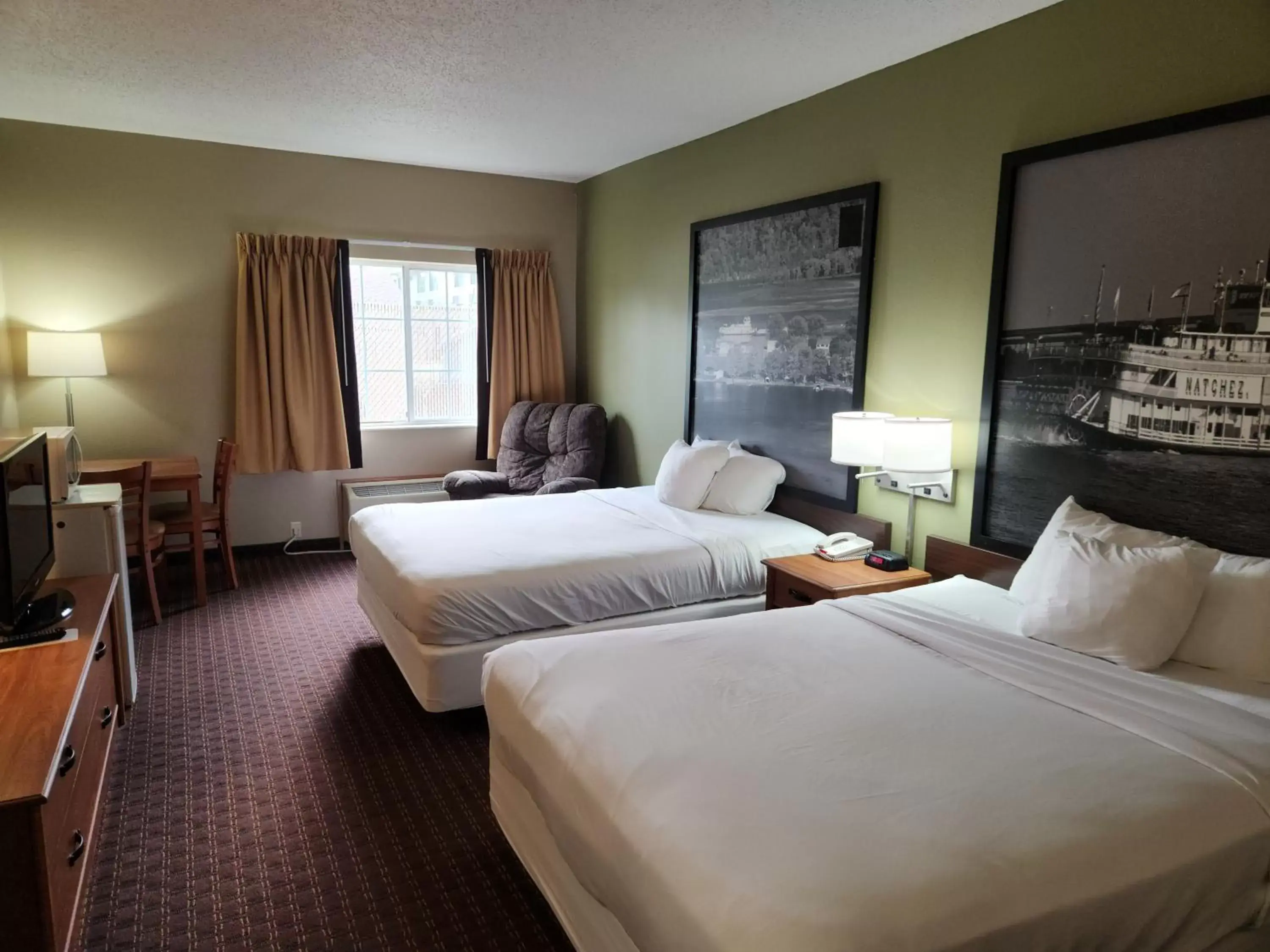 Photo of the whole room, Bed in Eagle Ridge Inn