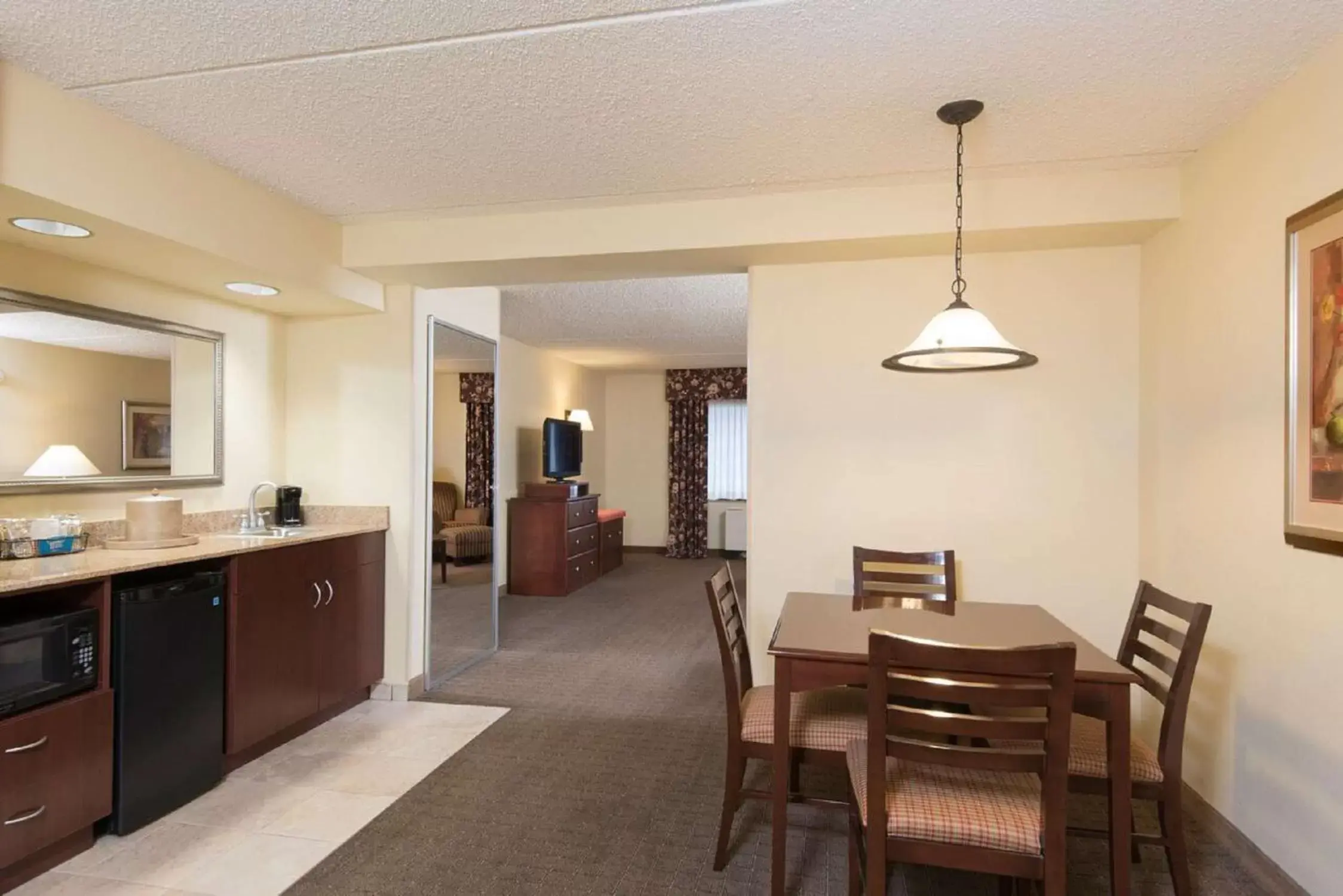 Living room, Dining Area in Hampton Inn Schenectady Downtown