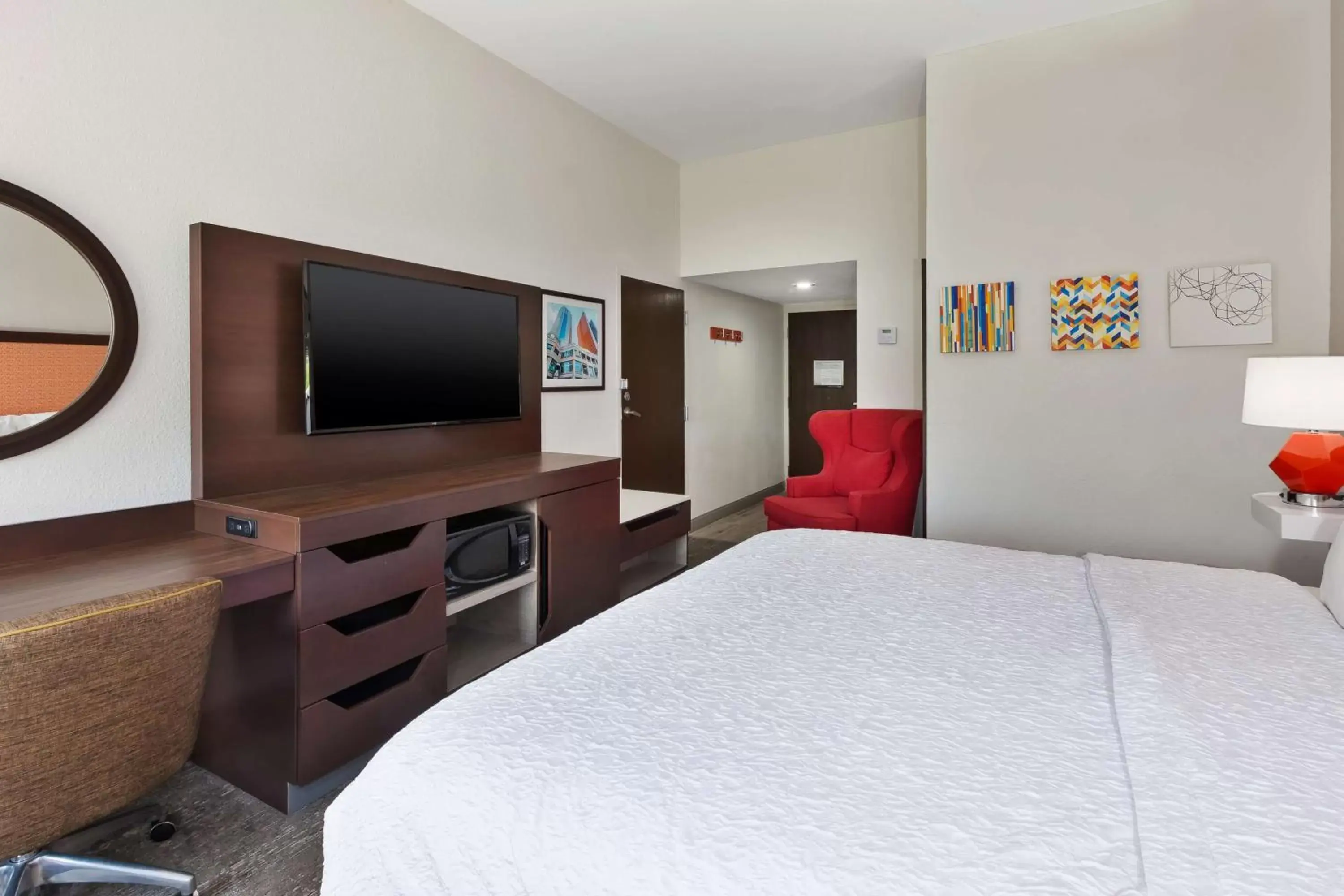 Bedroom, TV/Entertainment Center in Hampton Inn Columbus/Delaware I-71 North