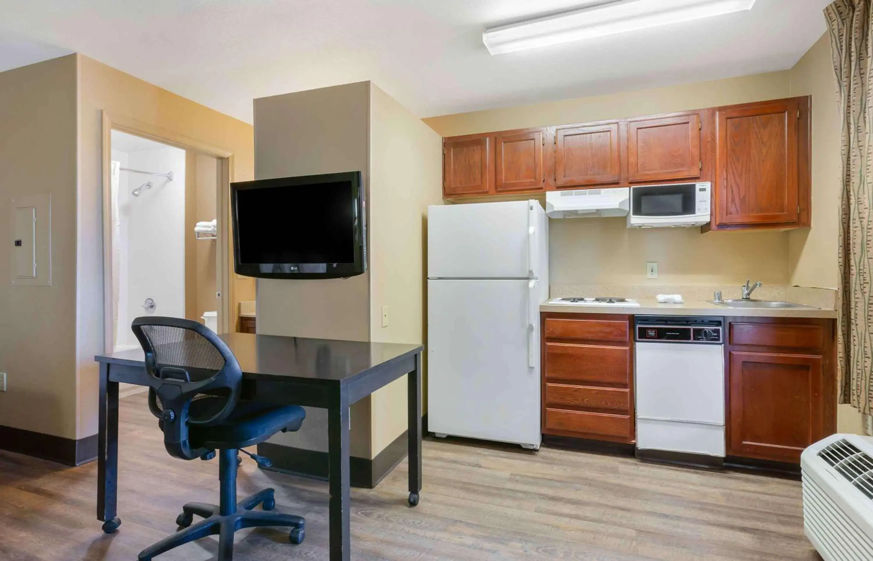 Bedroom, Kitchen/Kitchenette in Extended Stay America Suites - Phoenix - Chandler - E Chandler Blvd