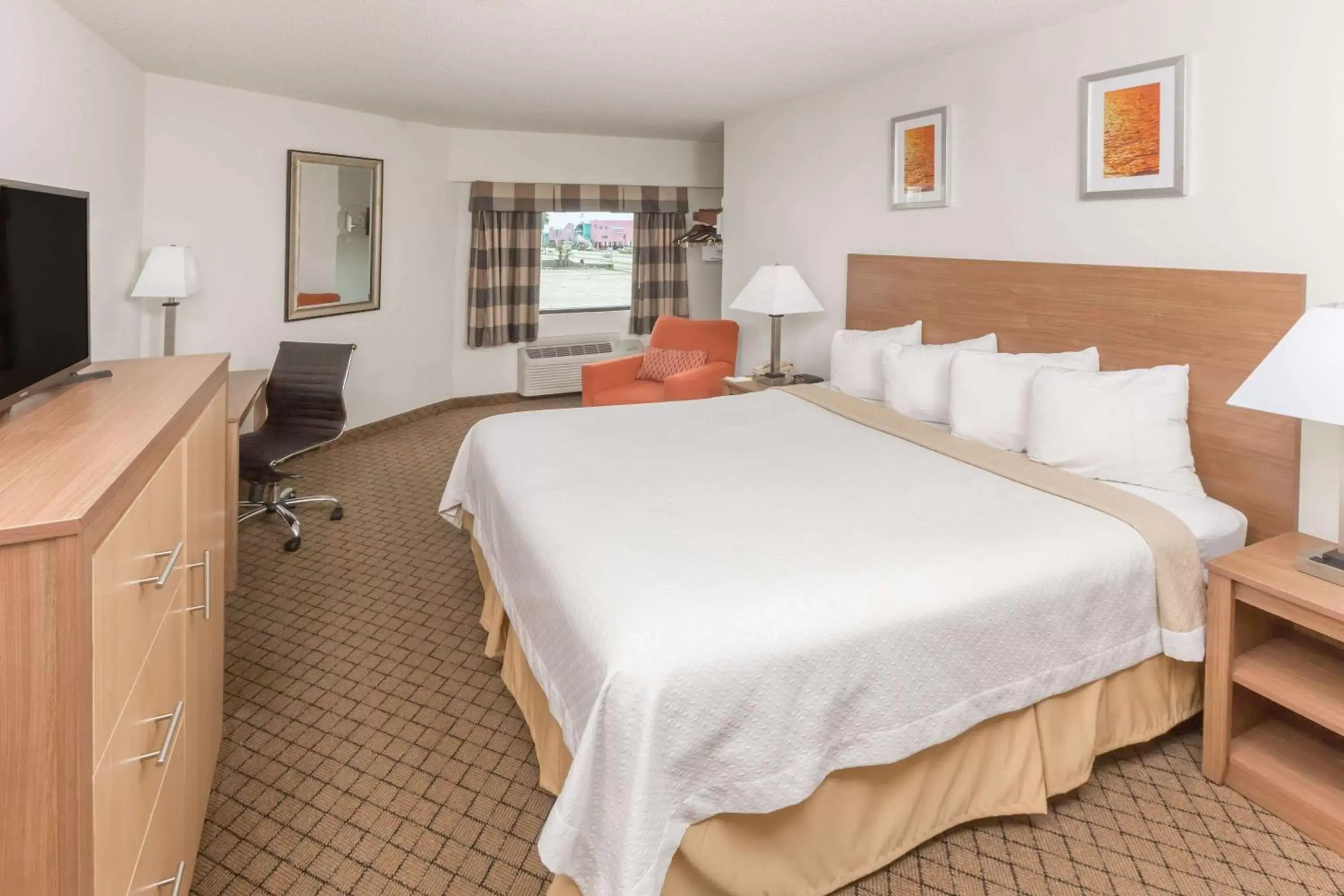Photo of the whole room, Bed in Days Inn by Wyndham Biloxi Beach