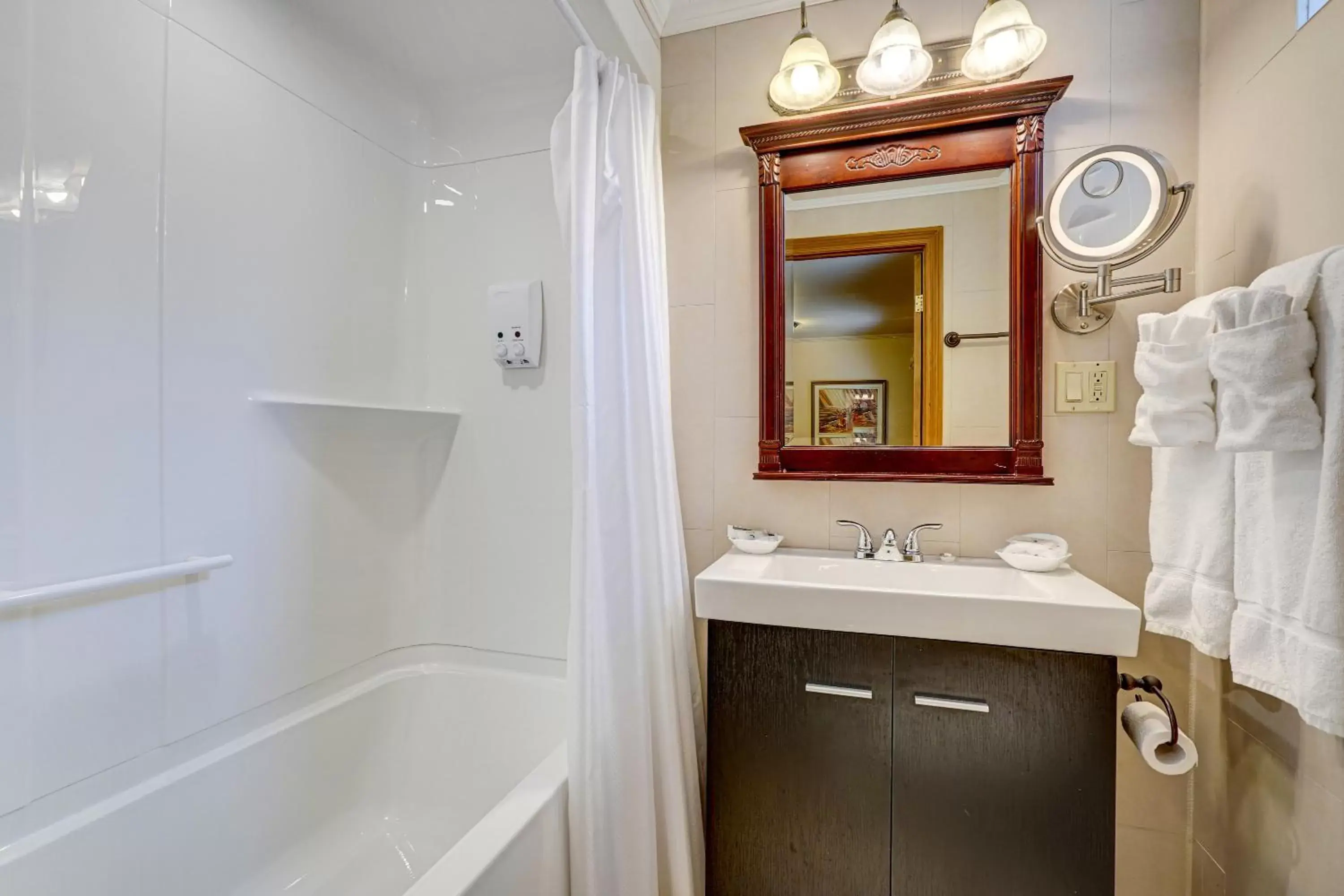 Shower, Bathroom in Le Grand Hôtel