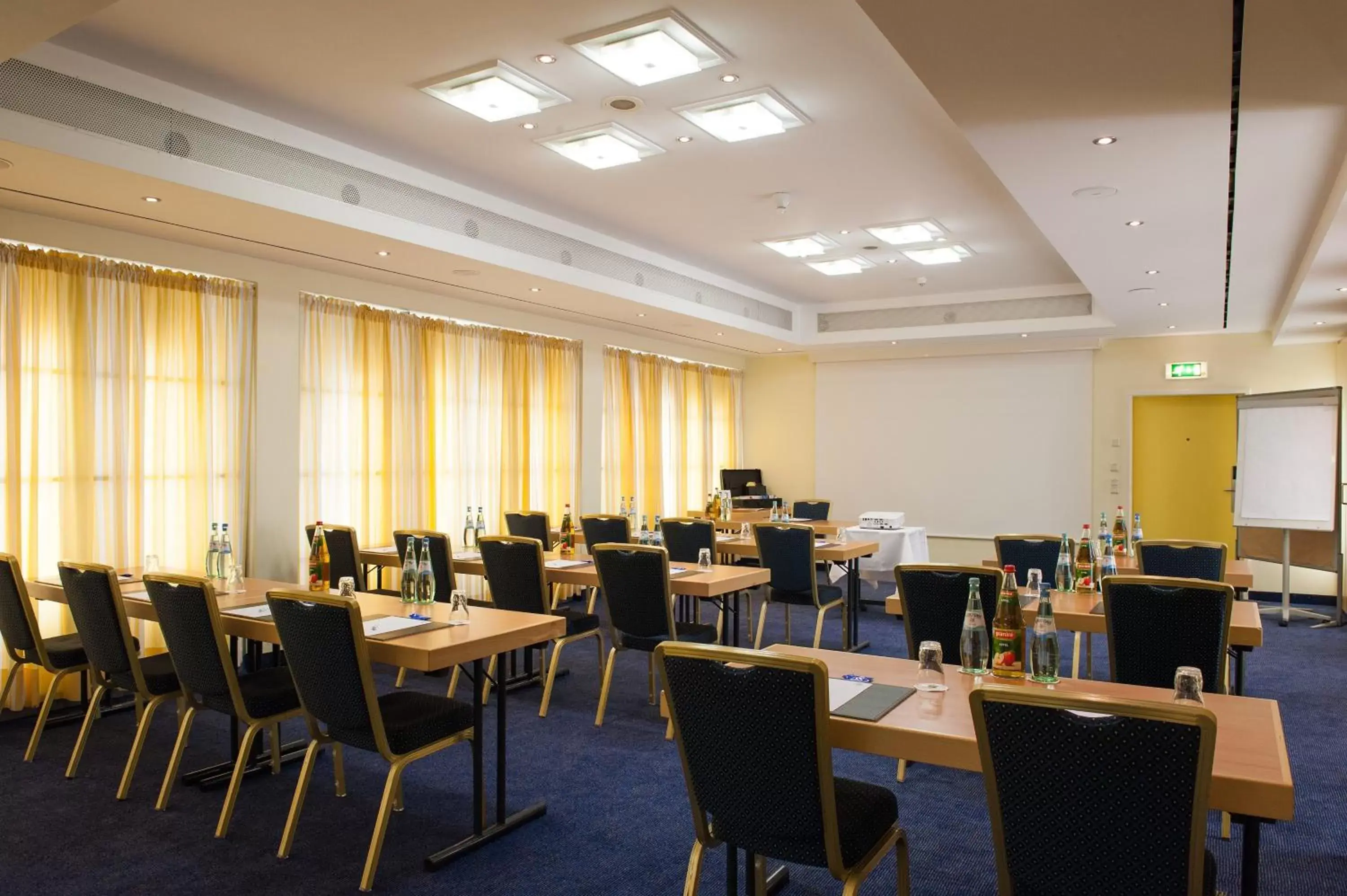 Meeting/conference room, Restaurant/Places to Eat in Holiday Inn München Süd, an IHG Hotel