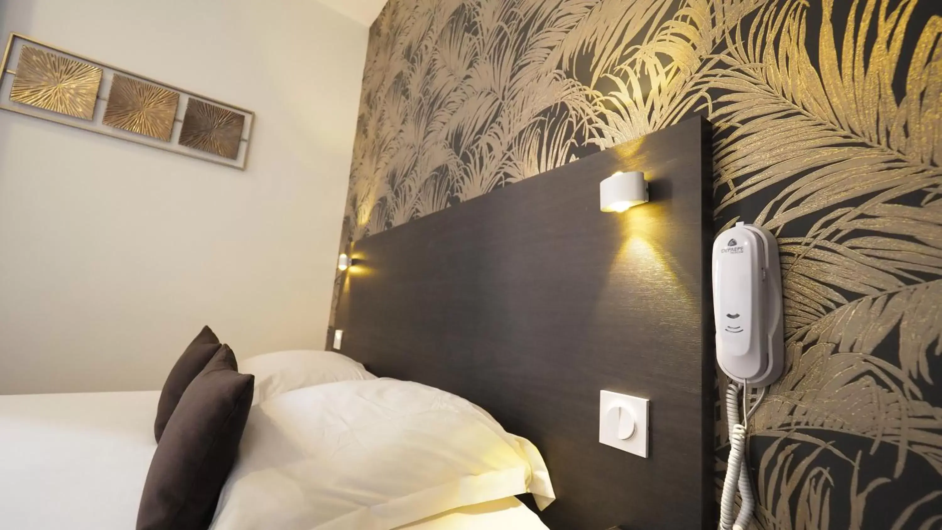 Bedroom, Bed in Hôtel Le Biarritz - Vichy