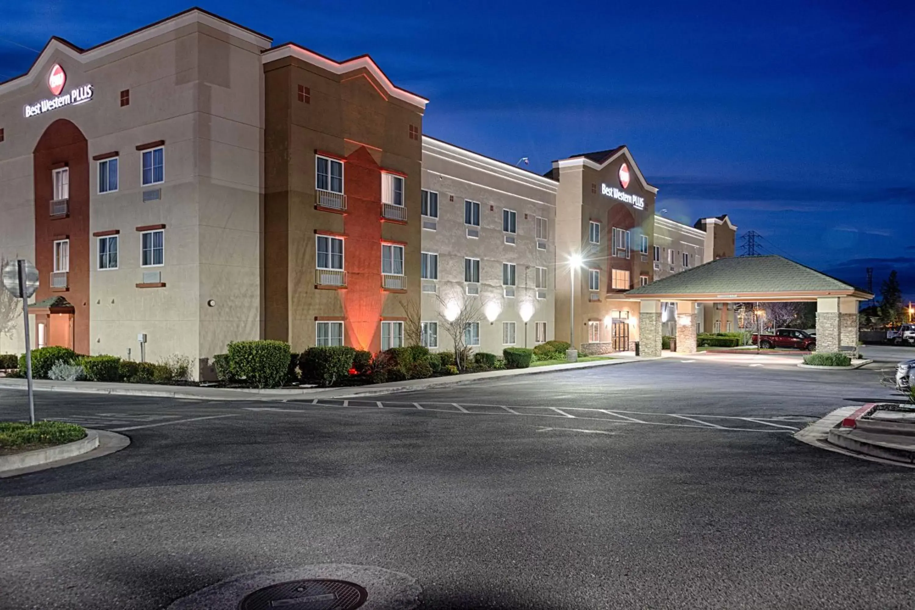 Facade/entrance, Property Building in Best Western Plus Delta Inn & Suites