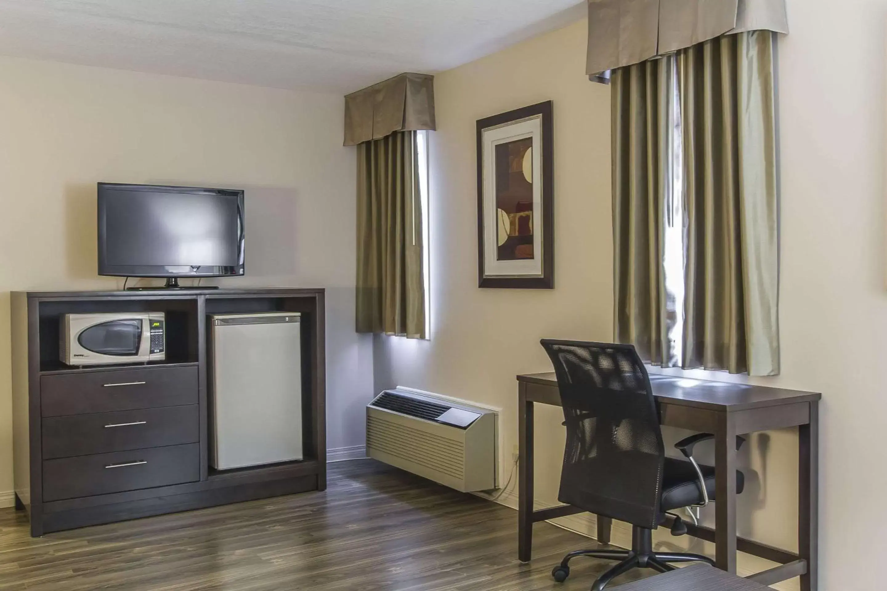 Photo of the whole room, TV/Entertainment Center in Econo Lodge Inn and Suites Lethbridge