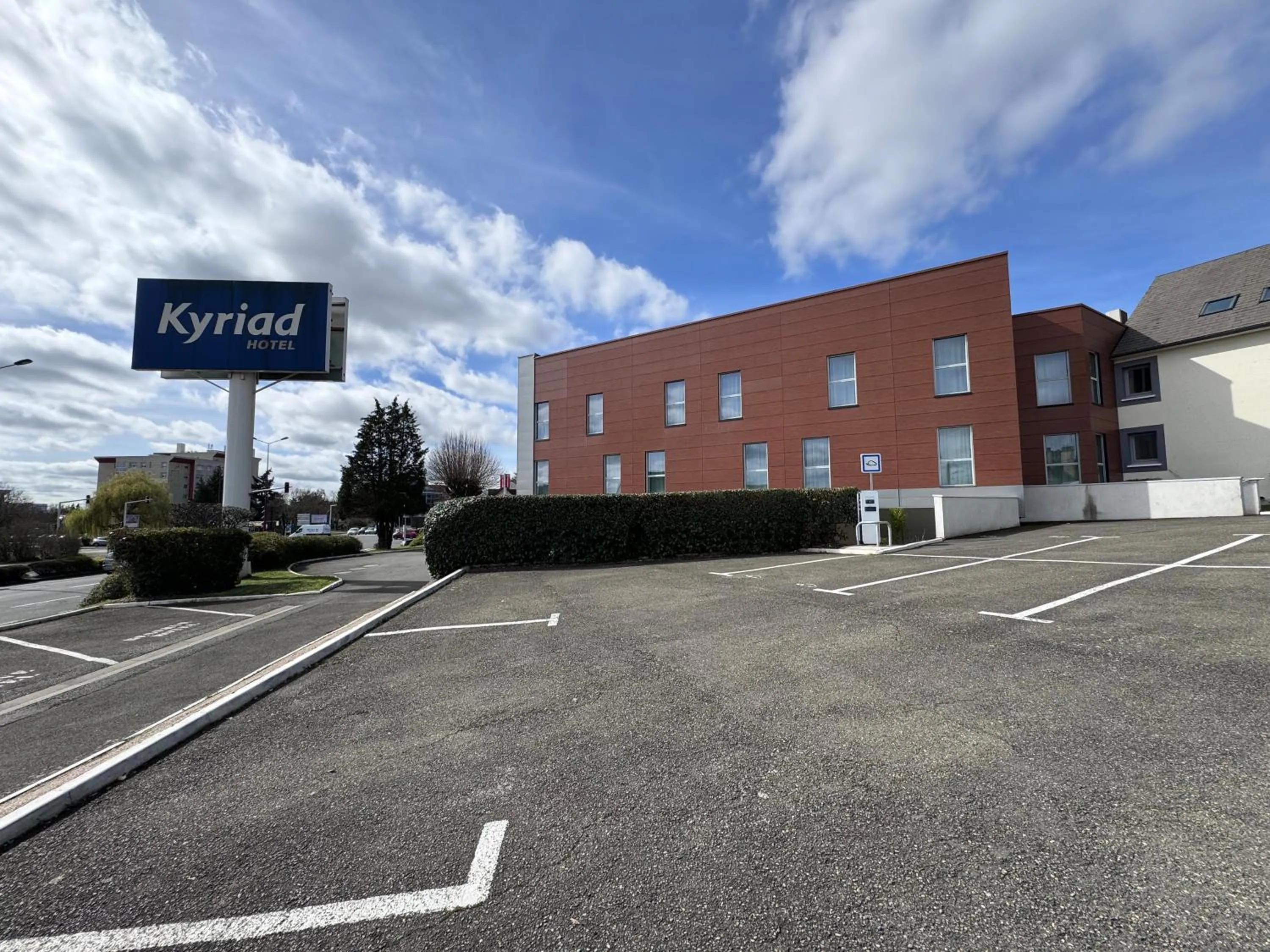 Property building in Kyriad Le Mans Est