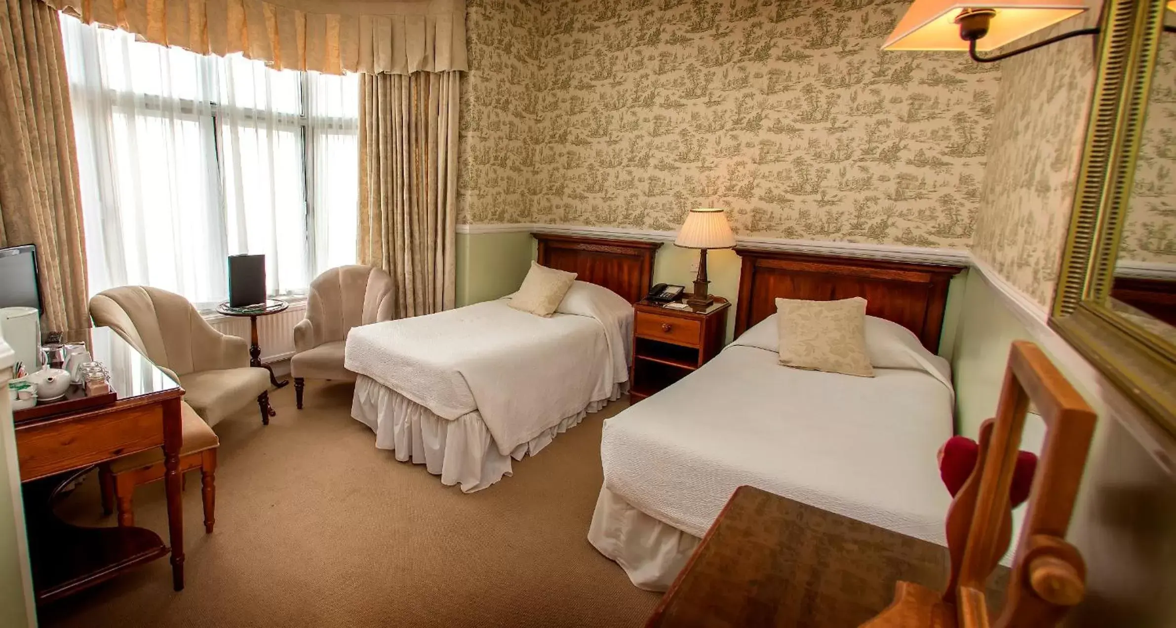 Photo of the whole room, Bed in Dunoon Hotel