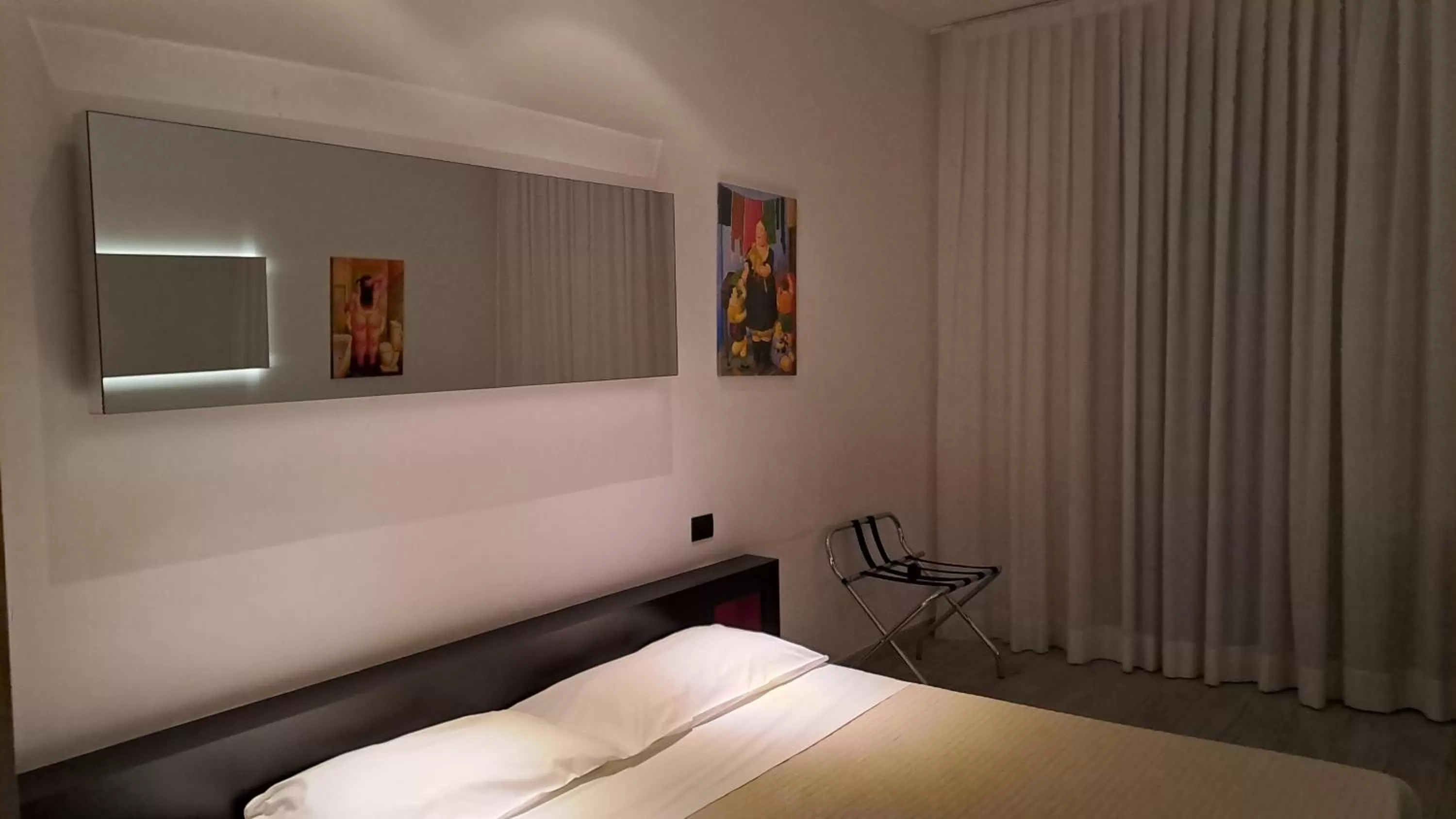 Bedroom, Bed in Blue Shades Hotel