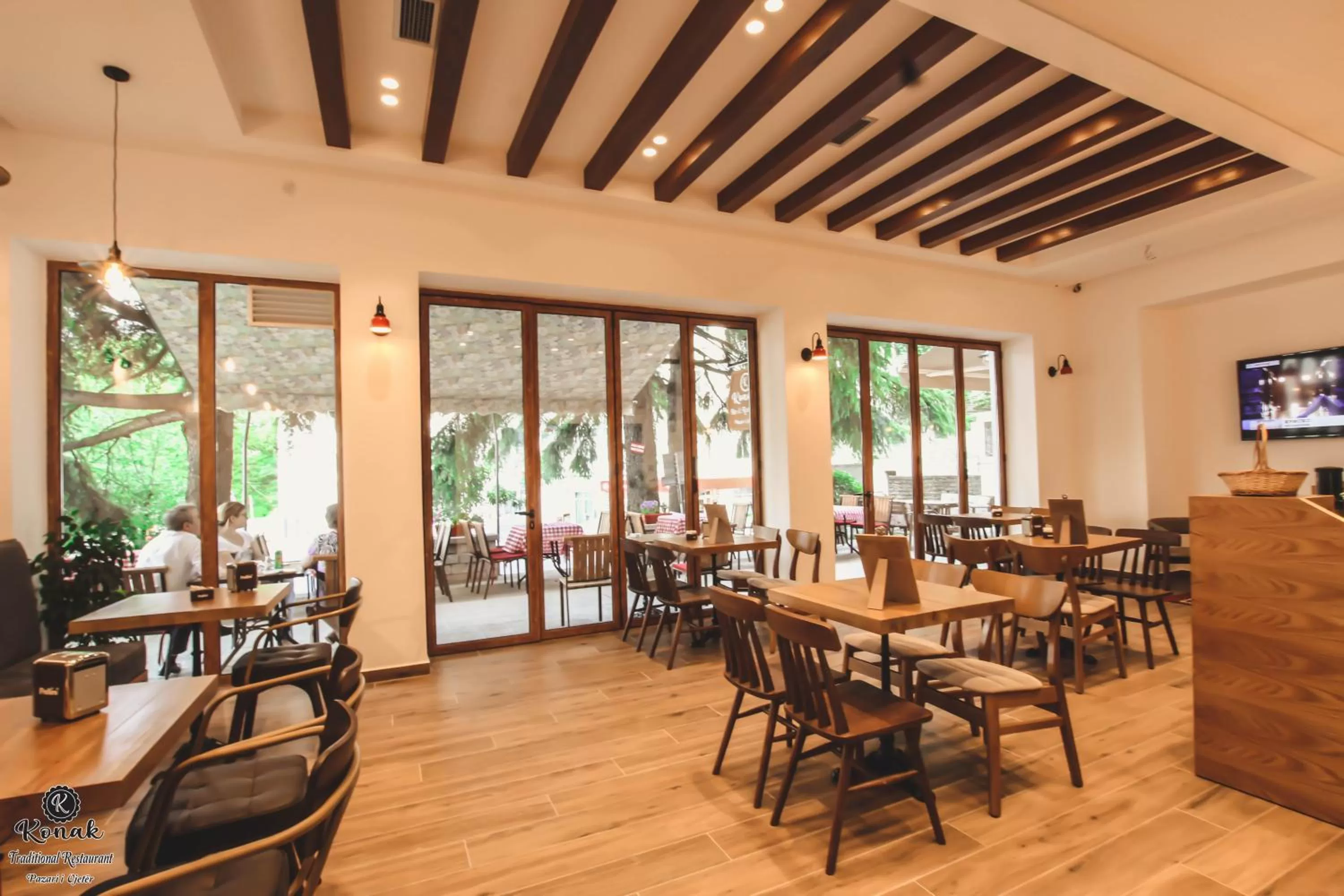 Restaurant/Places to Eat in Hotel Relax