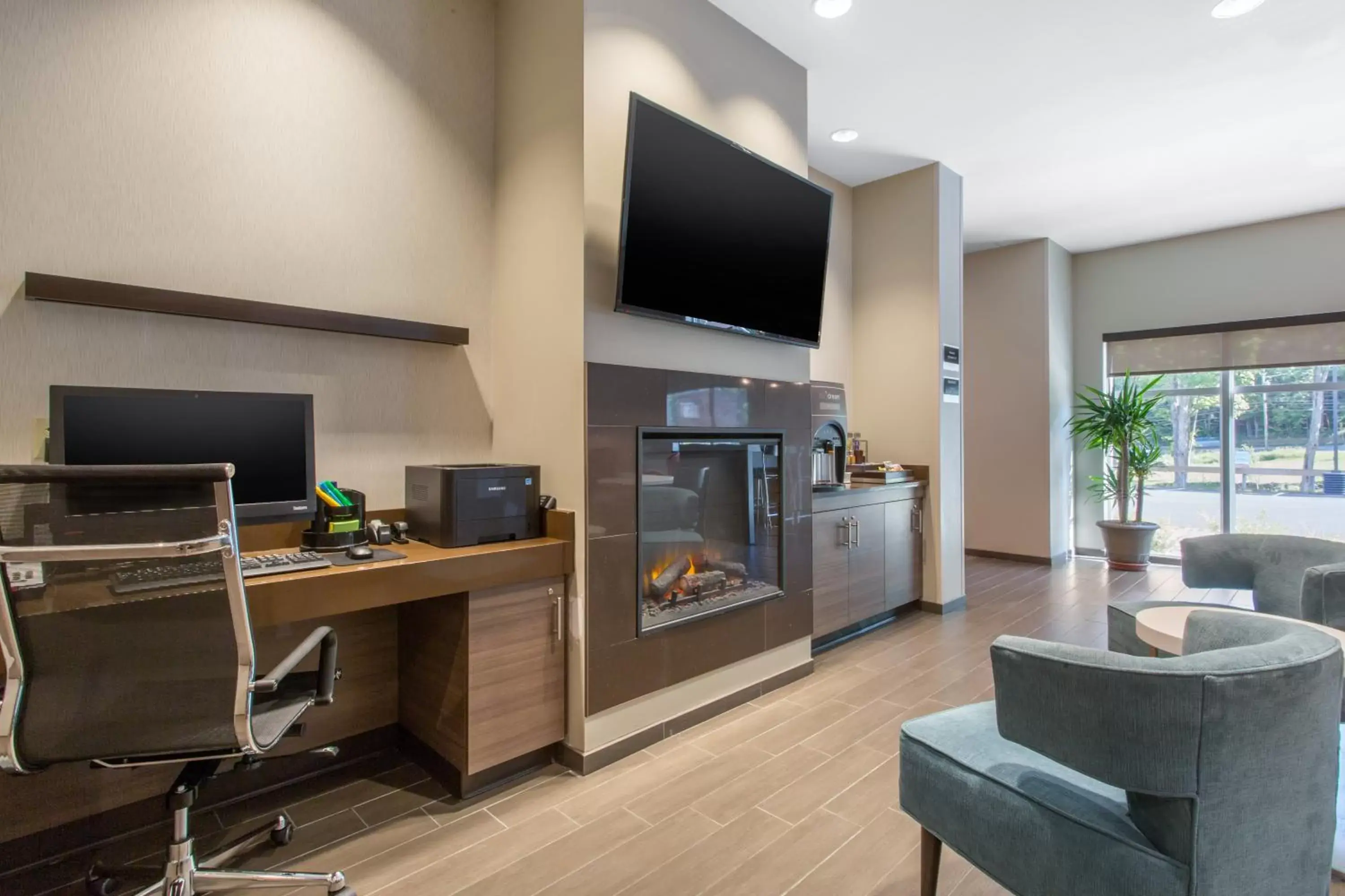 Communal lounge/ TV room, TV/Entertainment Center in Sleep Inn & Suites Monroe - Woodbury