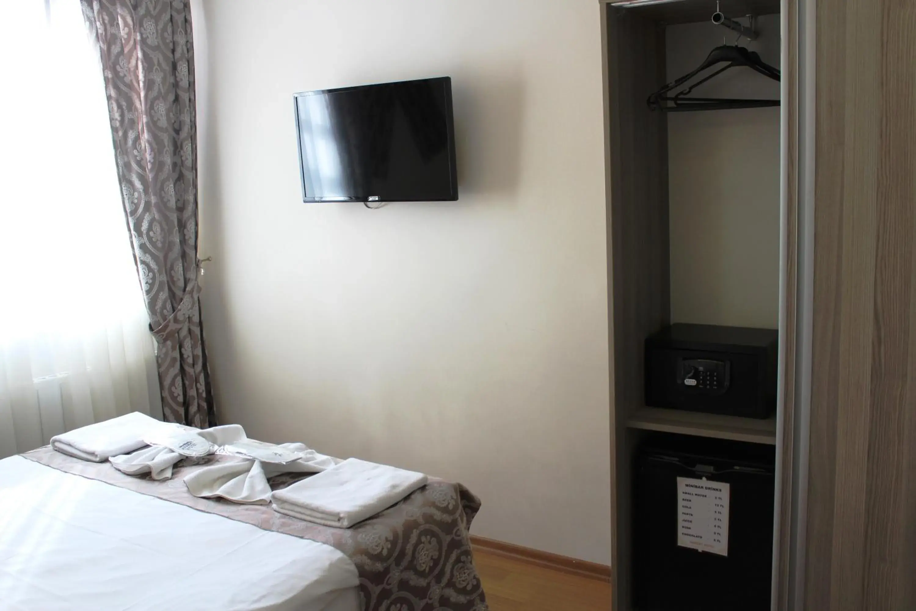 Bedroom, TV/Entertainment Center in Ararat Hotel