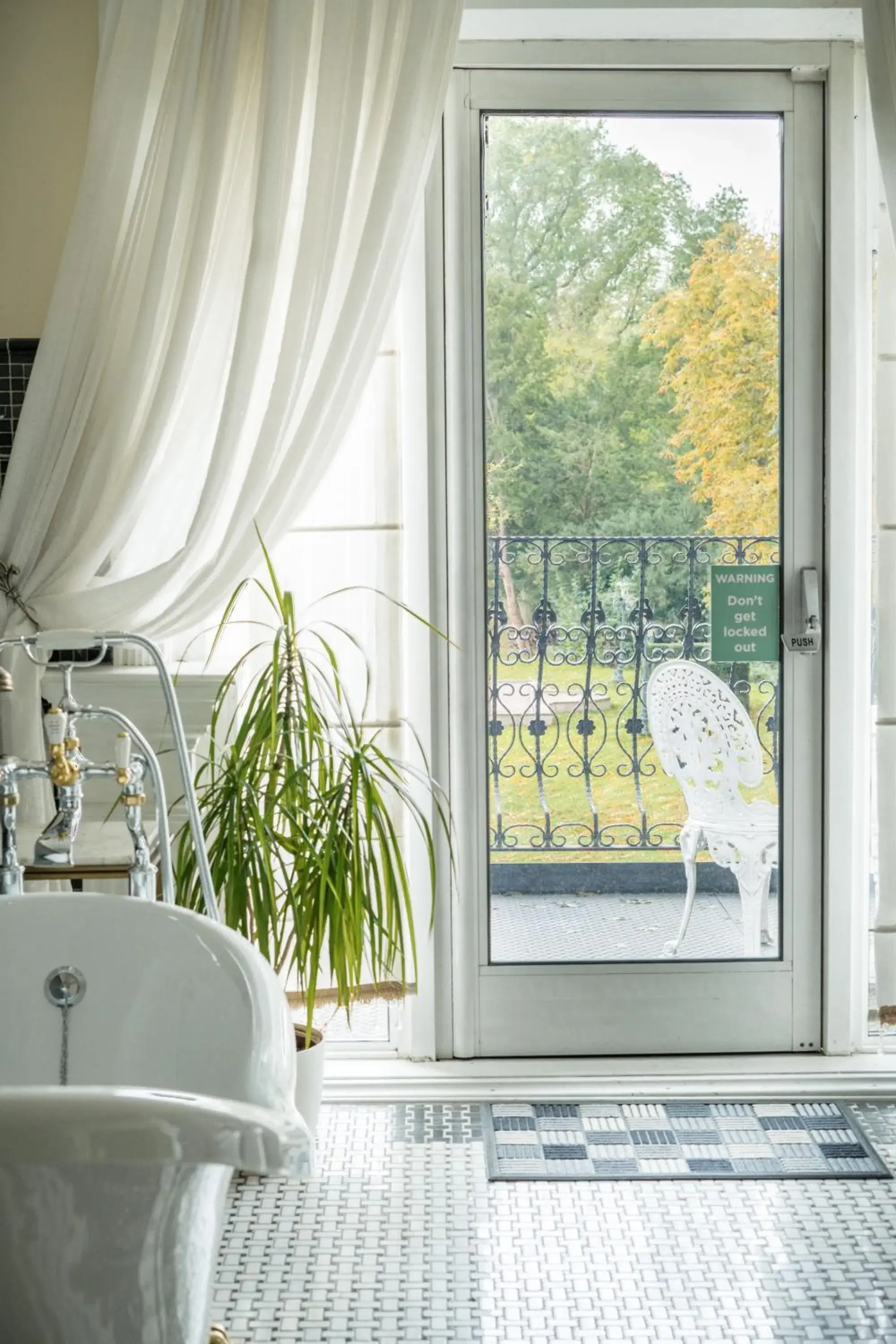 Balcony/Terrace, Bathroom in Berwick Lodge