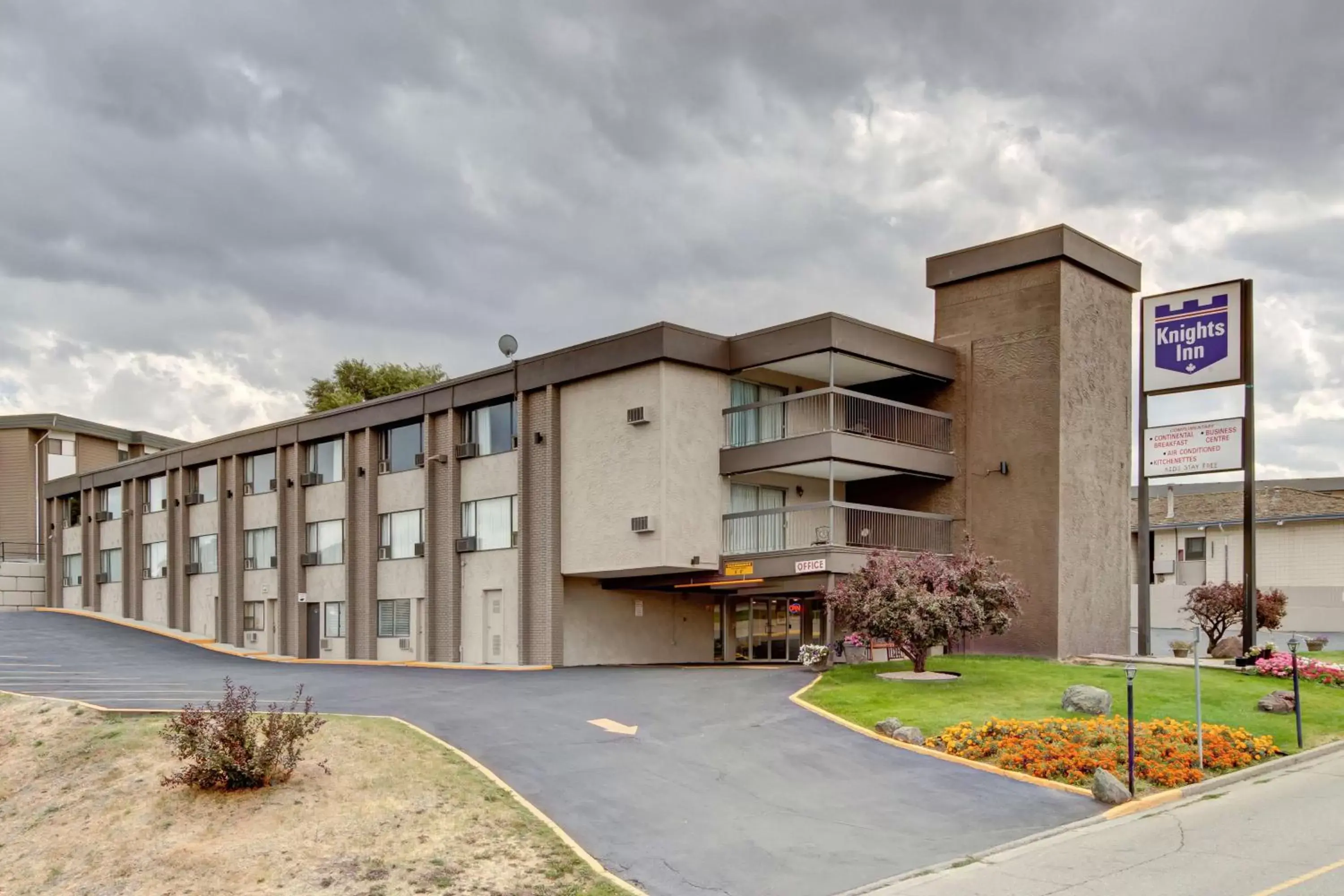 Property Building in Knights Inn Kamloops