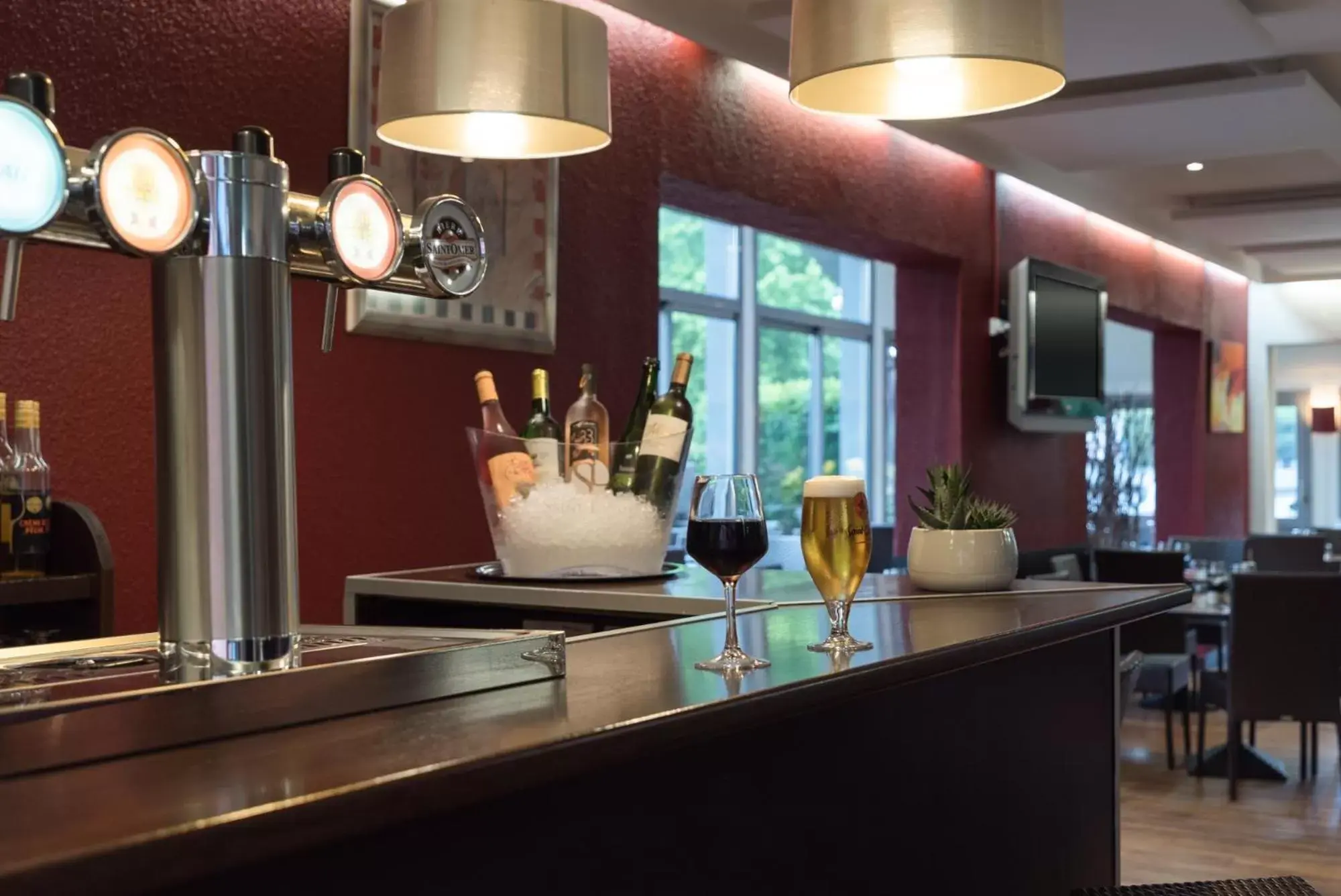 Alcoholic drinks, Lounge/Bar in Sure Hotel by Best Western Biarritz Aeroport