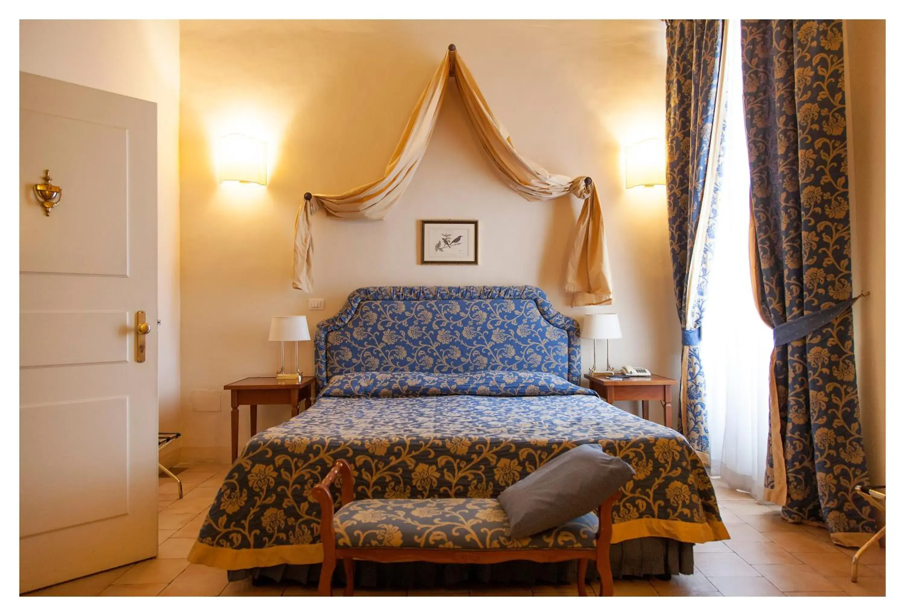 Photo of the whole room, Bed in Palazzo Guiderocchi