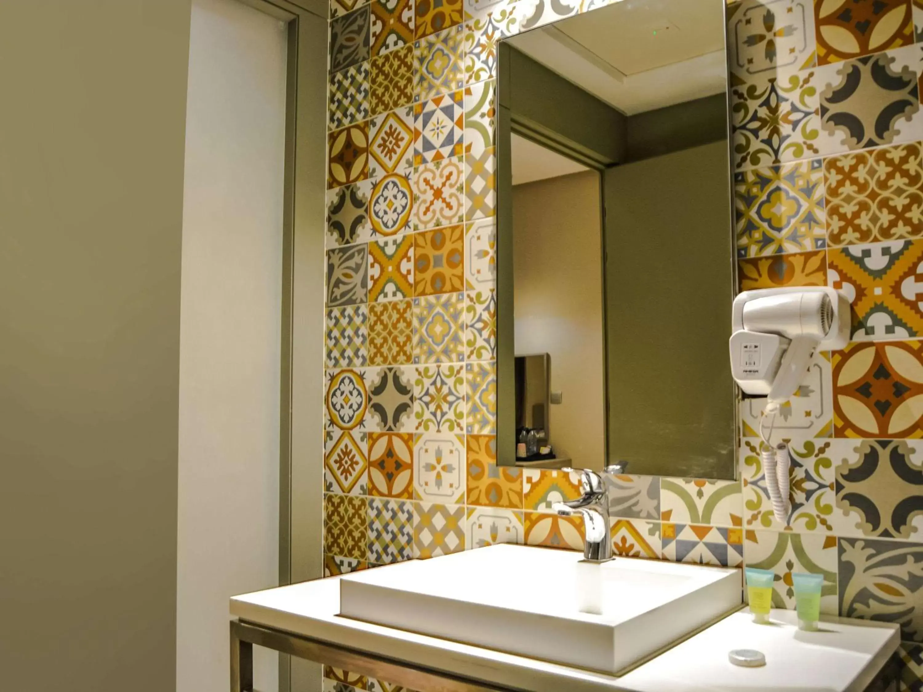 Photo of the whole room, Bathroom in Ibis Styles Dubai Jumeira