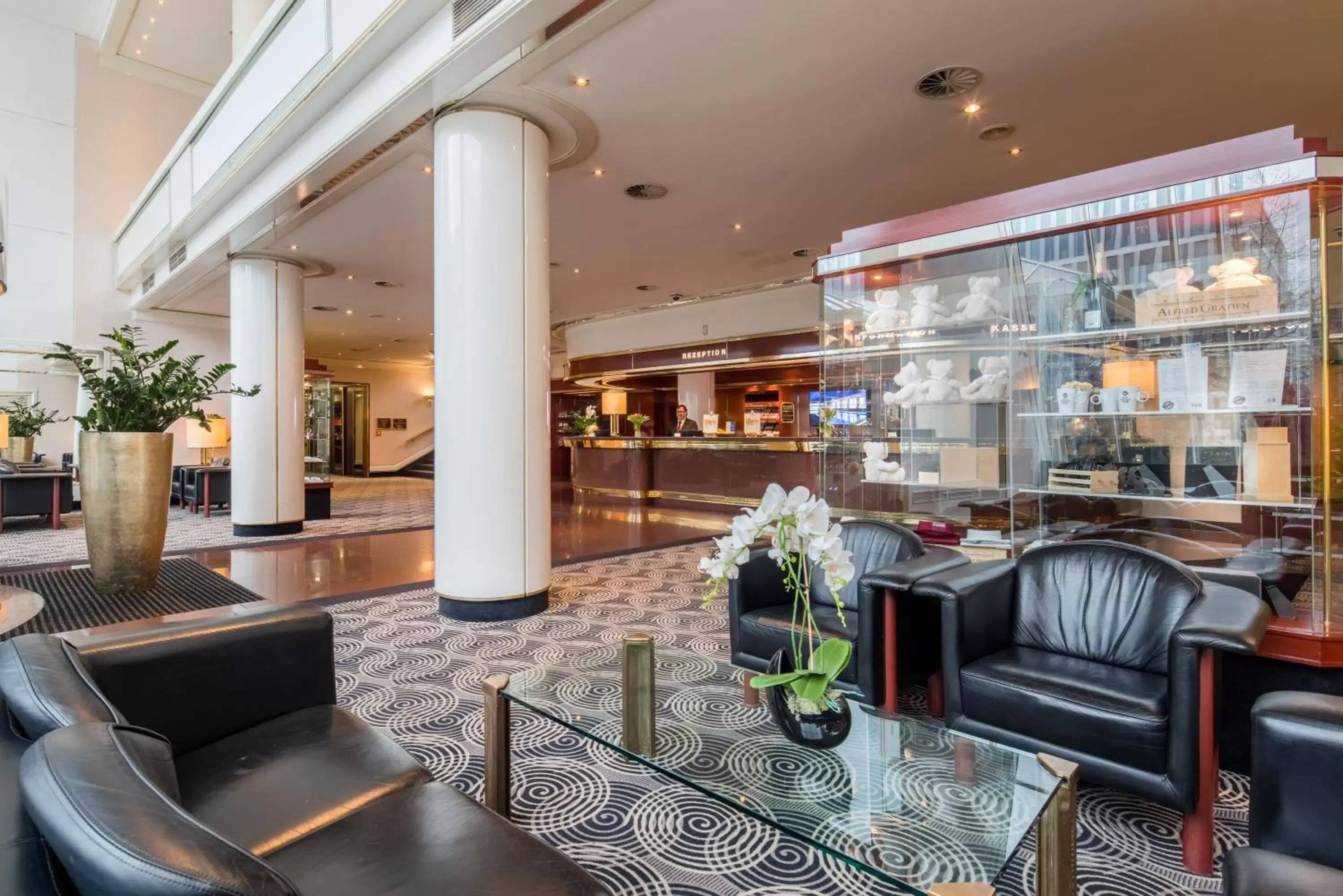 Lobby or reception, Lounge/Bar in Best Western Plus Plaza Hotel Darmstadt