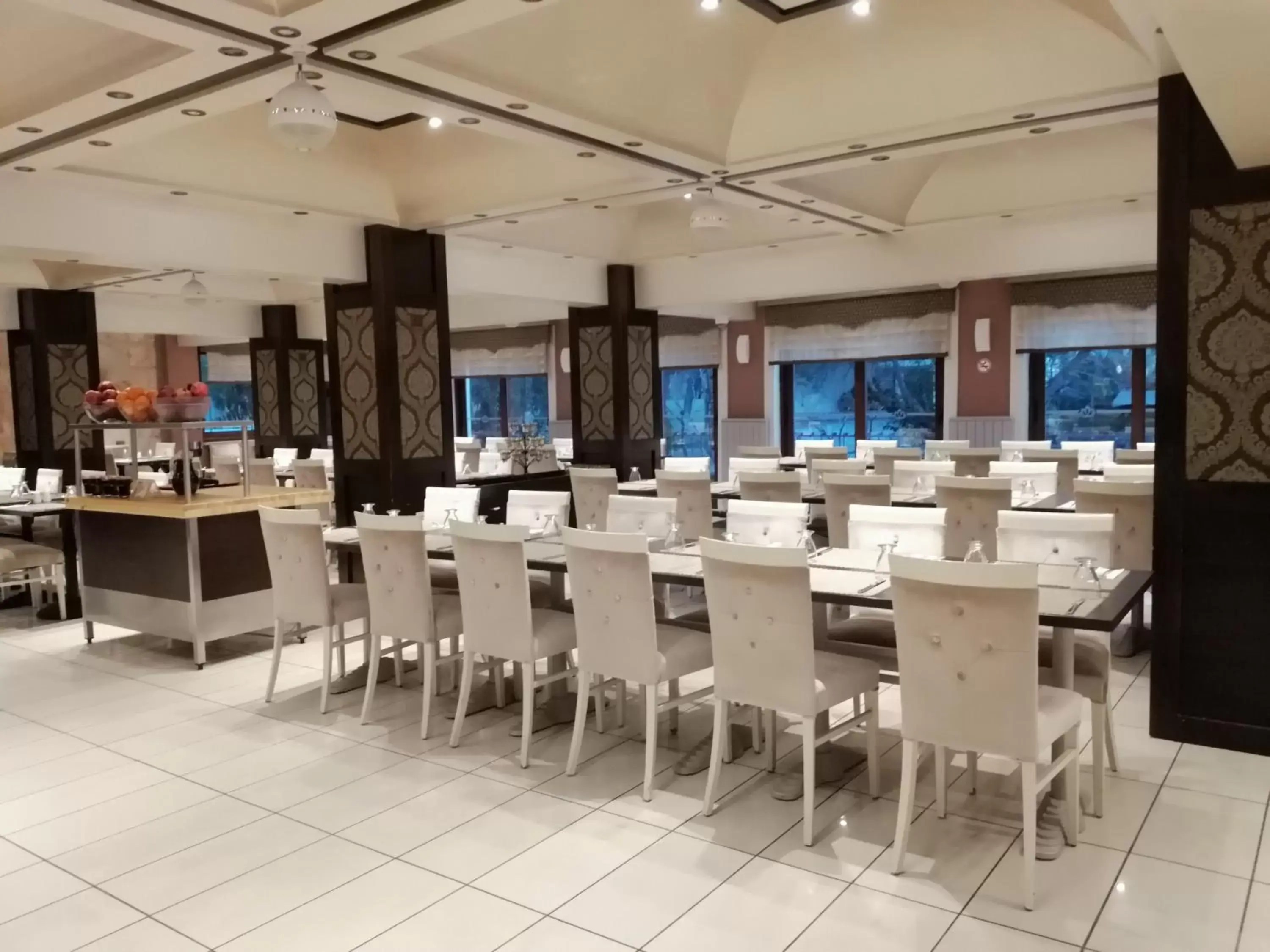 Restaurant/places to eat in Iris Hotel