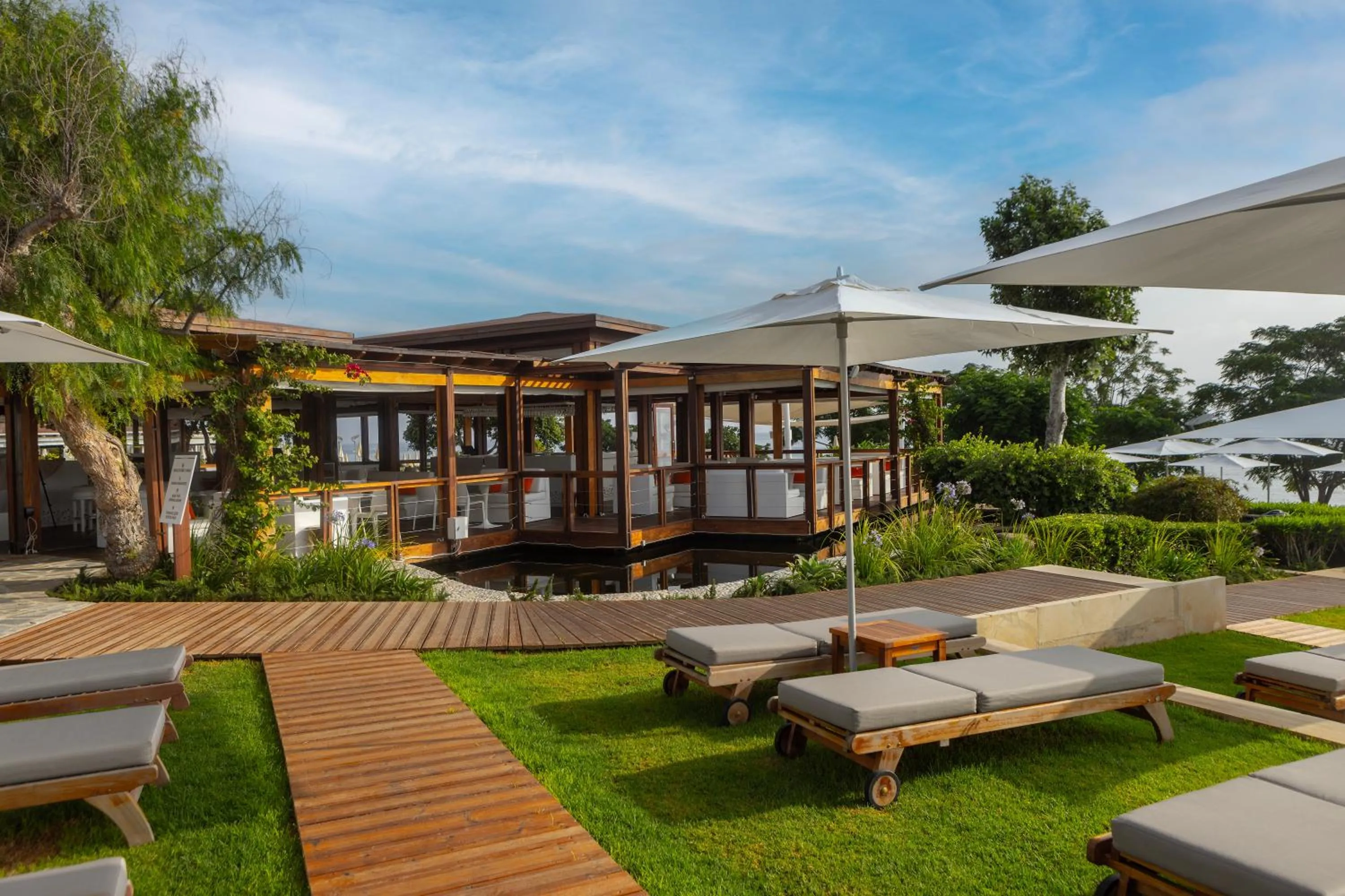 Restaurant/places to eat in Capo Bay Hotel