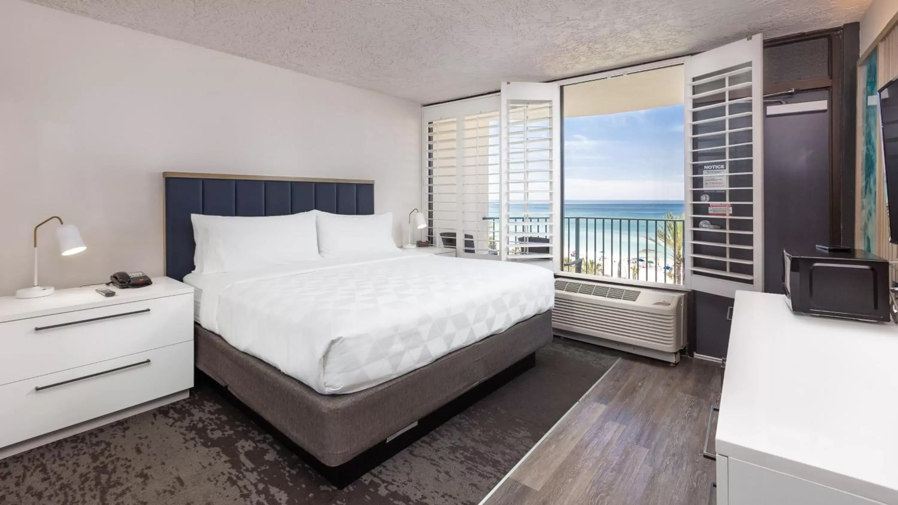 Photo of the whole room, Bed in Holiday Inn Resort Panama City Beach - Beachfront, an IHG Hotel