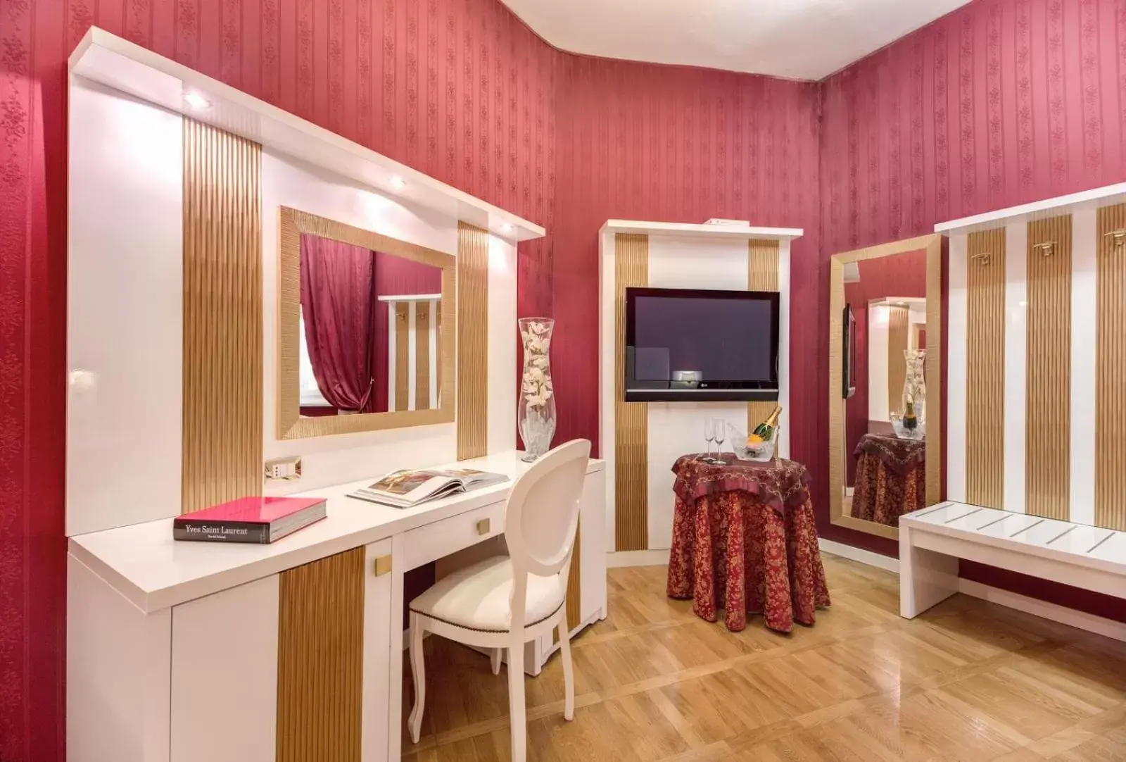 Bedroom, TV/Entertainment Center in Relais Fontana Di Trevi Hotel