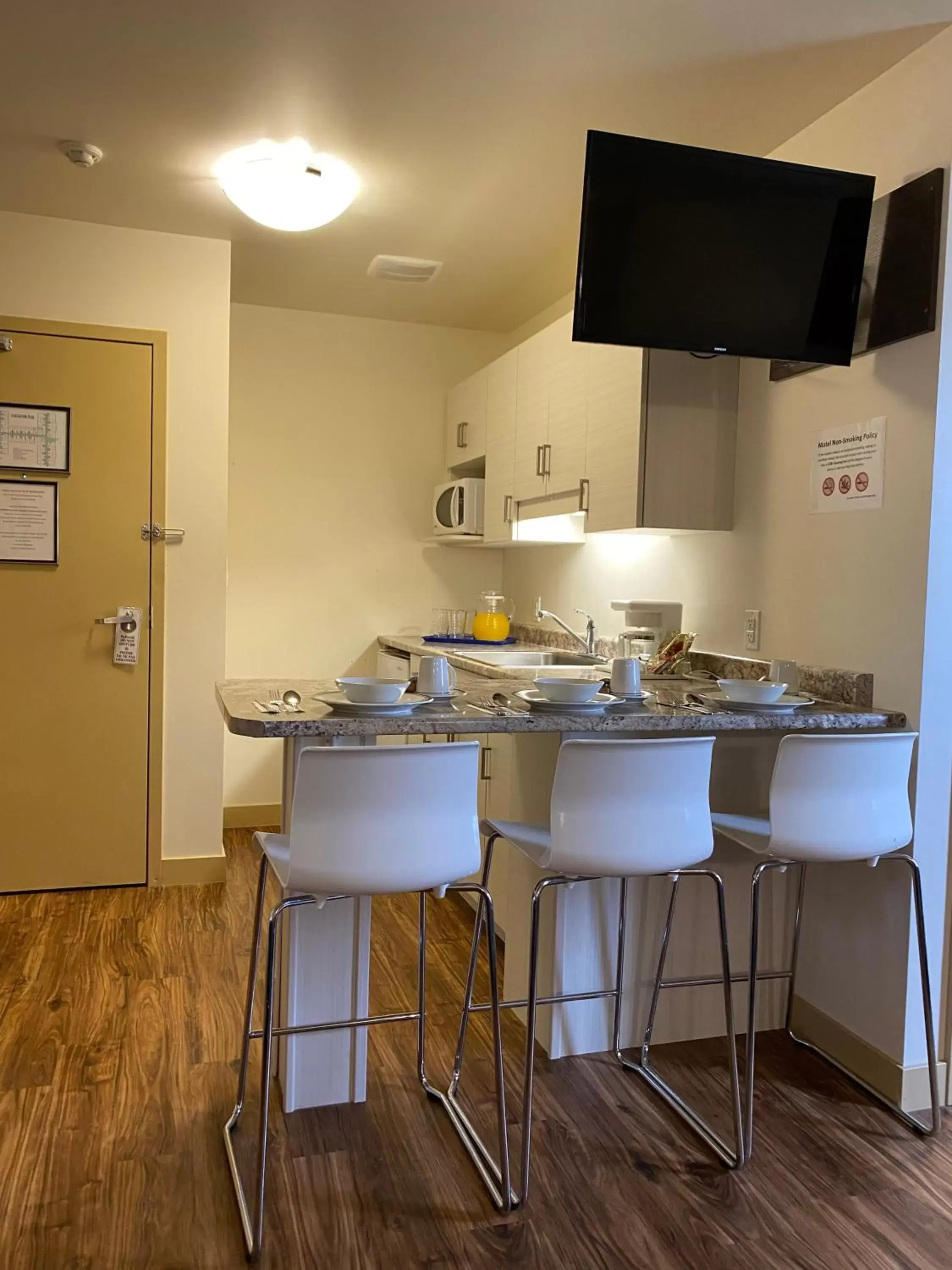 TV and multimedia, Kitchen/Kitchenette in Sleep Suite Motel