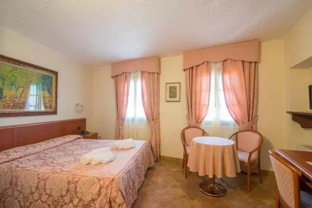Photo of the whole room, Bed in Albergo Giardino