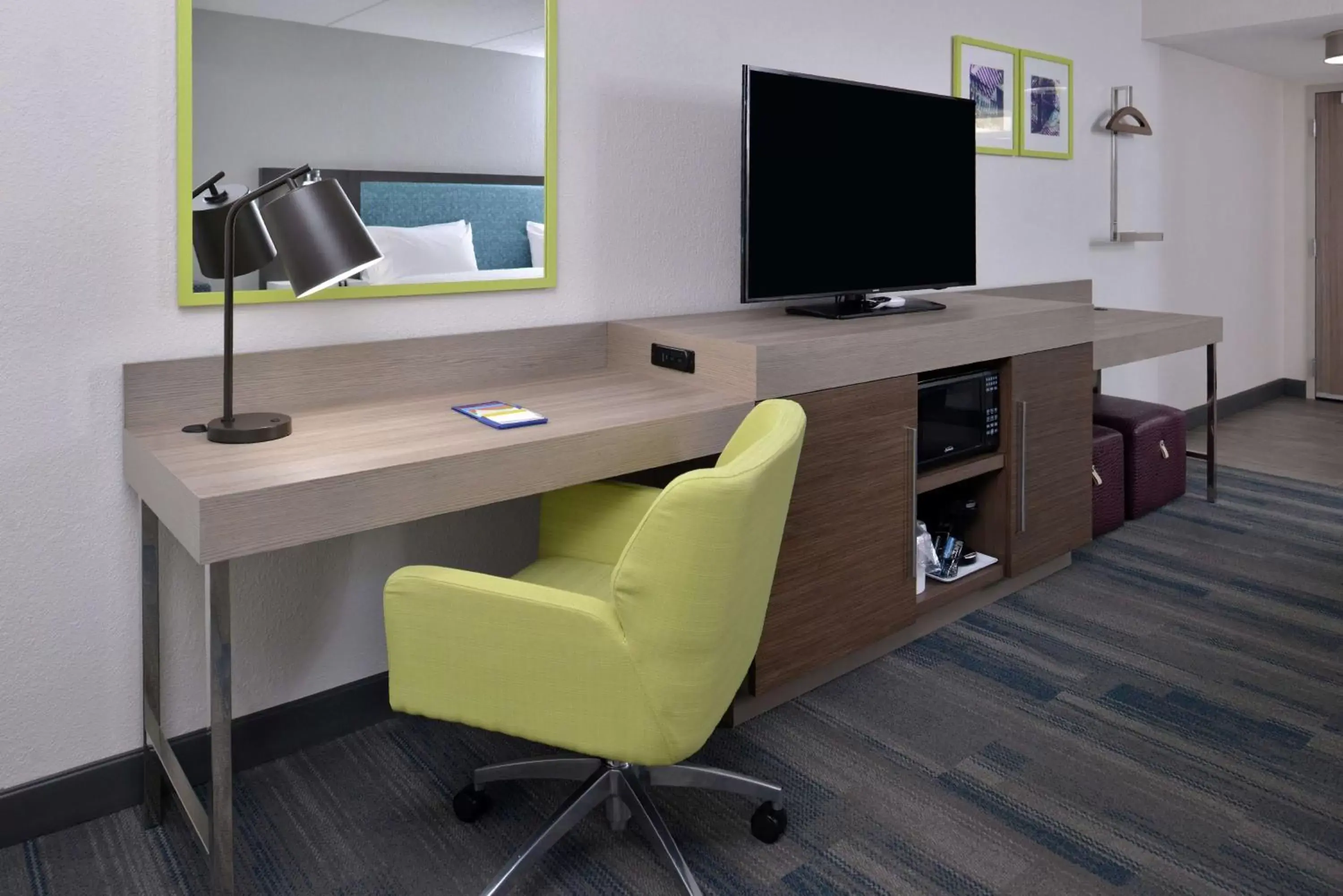 Bedroom, TV/Entertainment Center in Hampton Inn - Greenville