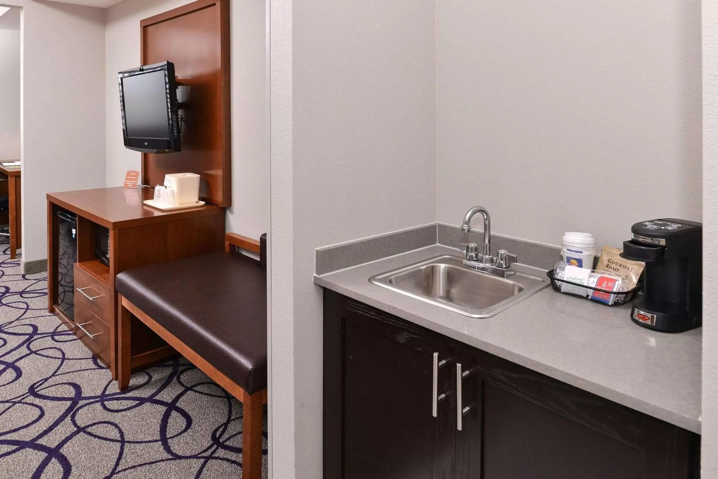 Photo of the whole room, Kitchen/Kitchenette in Comfort Inn & Suites Frisco