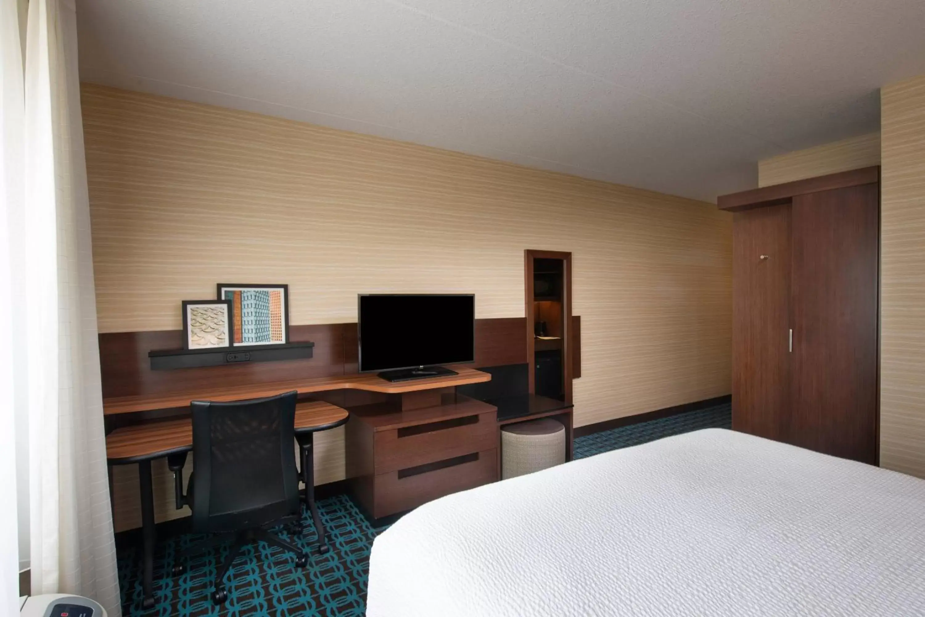 Photo of the whole room, TV/Entertainment Center in Fairfield Inn & Suites by Marriott Edmonton North
