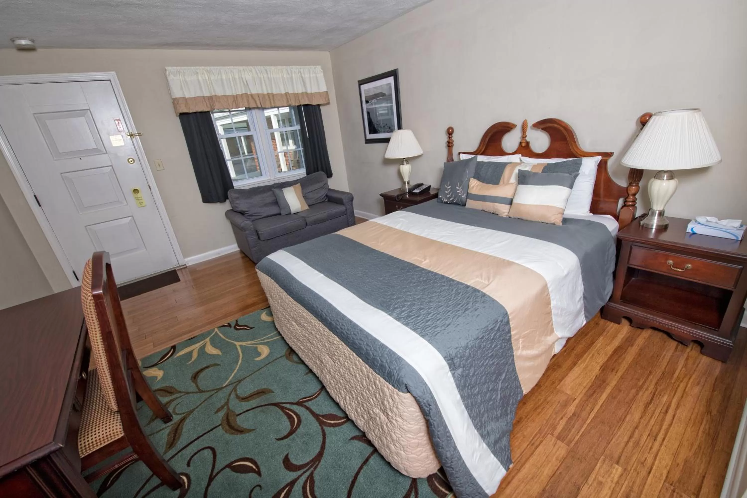 Bed in Colonial Inn Seekonk