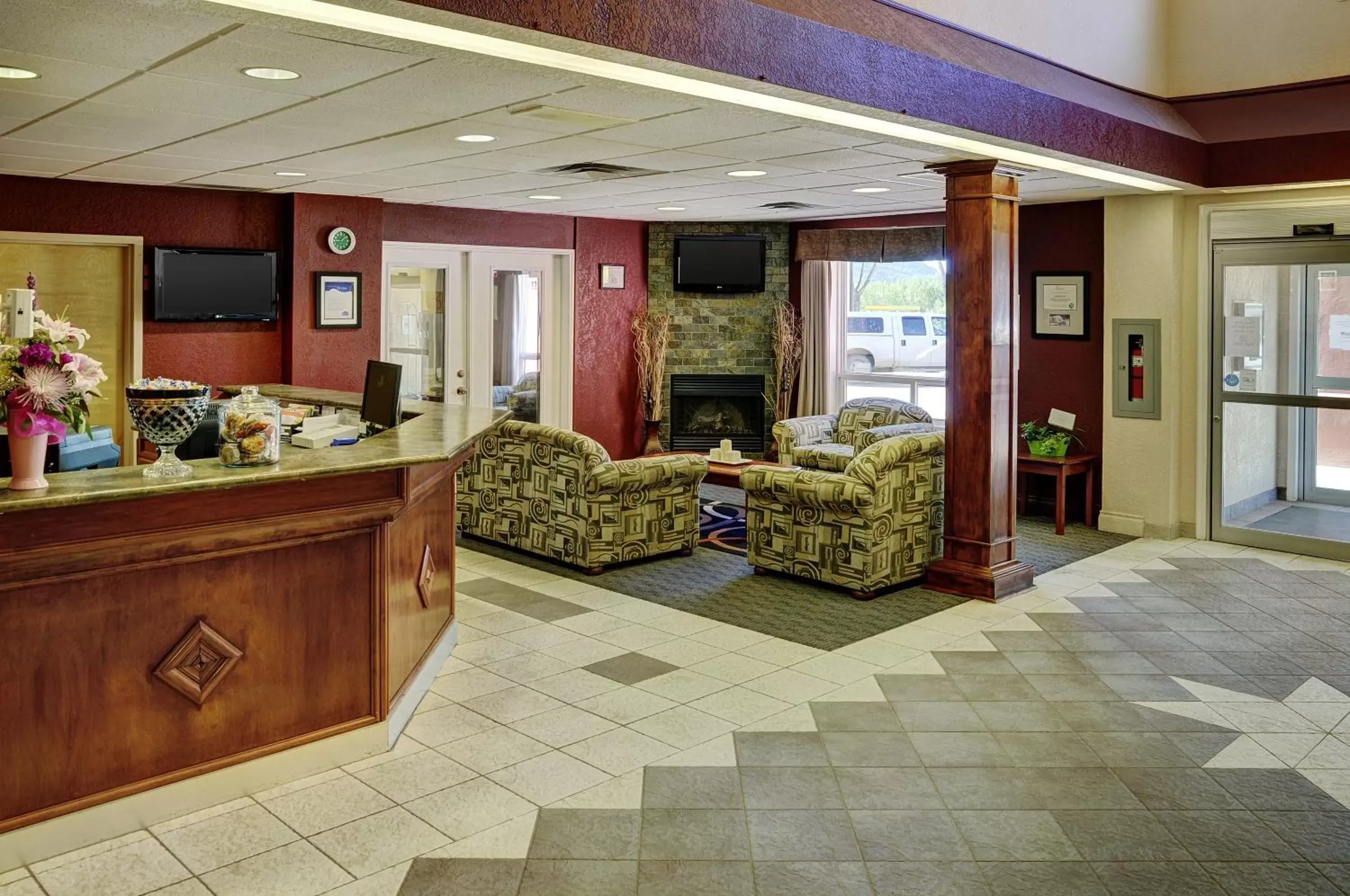 Lobby/Reception in Lakeview Inns & Suites - Chetwynd