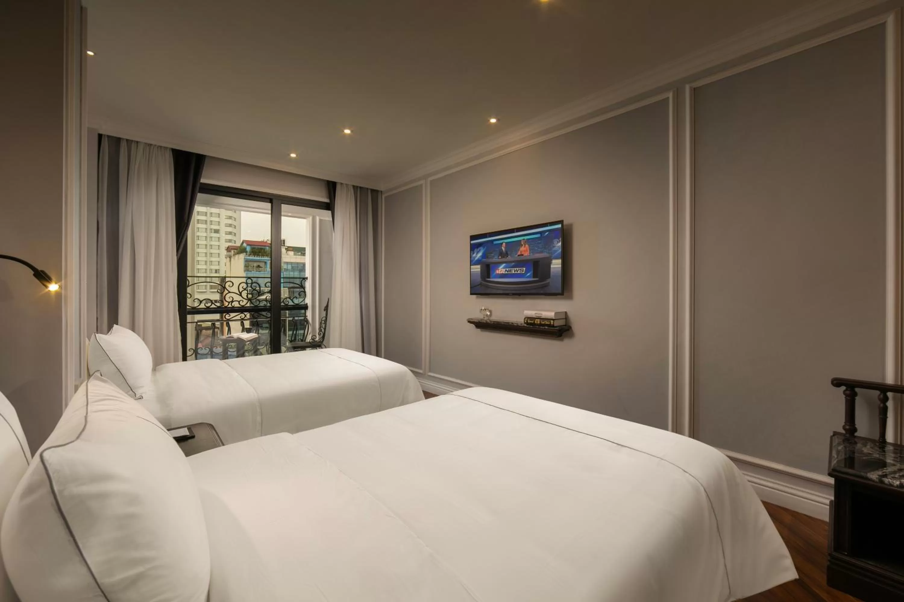 Photo of the whole room, Bed in Canary Hotel