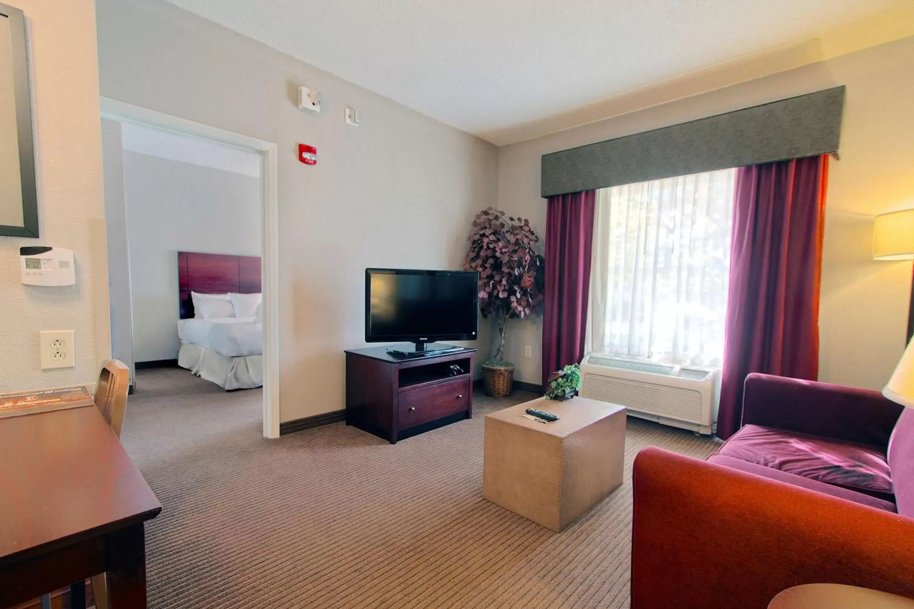 Living room, TV/Entertainment Center in Homewood Suites by Hilton Bloomington