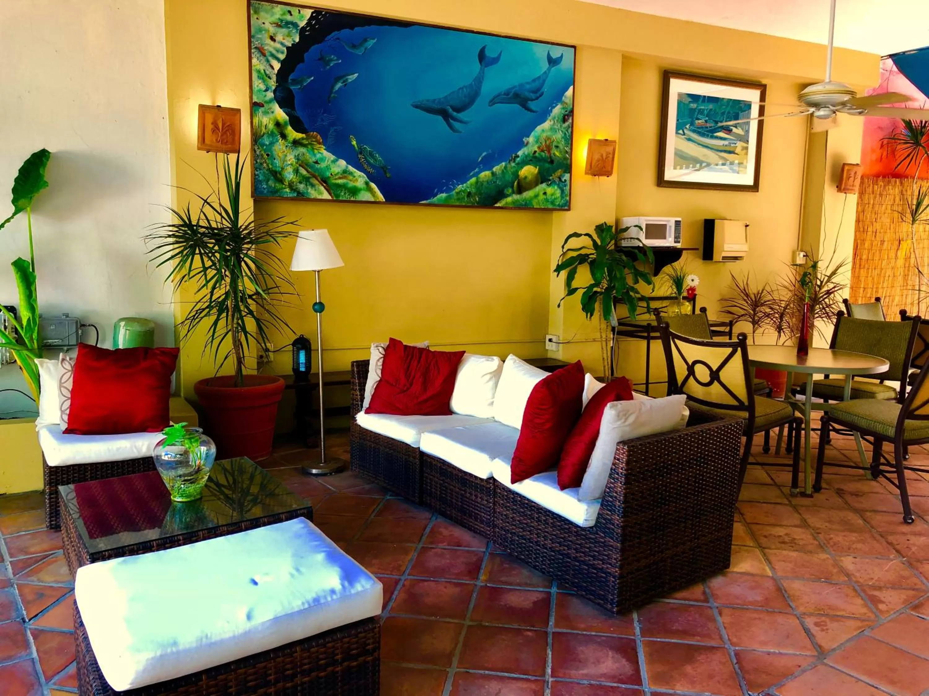 Communal lounge/ TV room in Casa del Caribe Inn