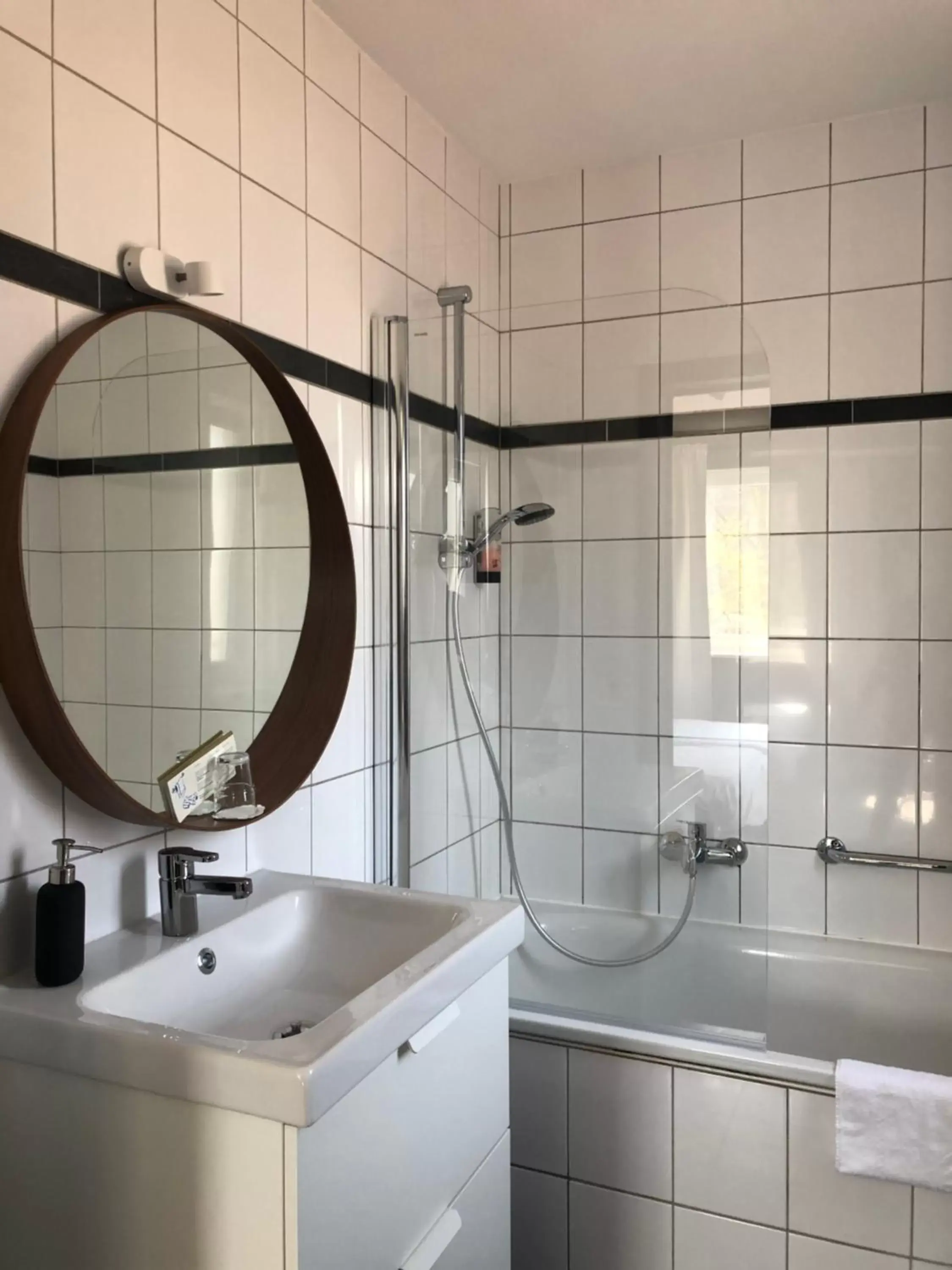 Shower, Bathroom in New Hotel de Lives