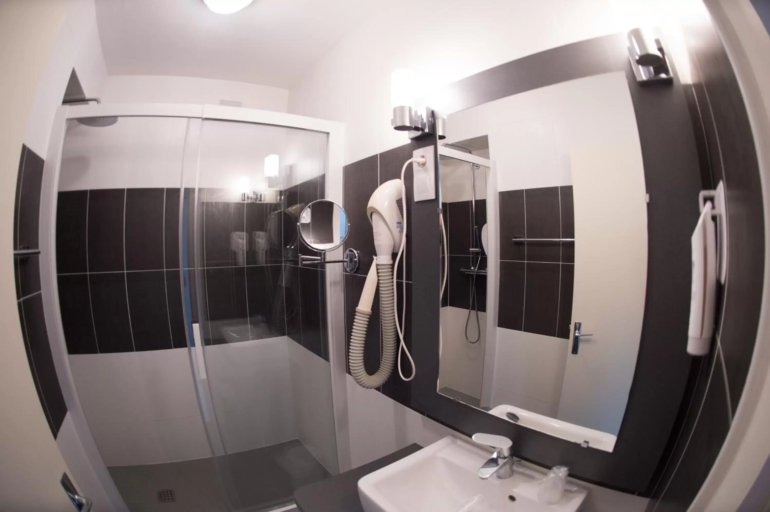 Shower, Bathroom in The Originals City, Hôtel Armen Le Triton, Roscoff (Inter-Hotel)