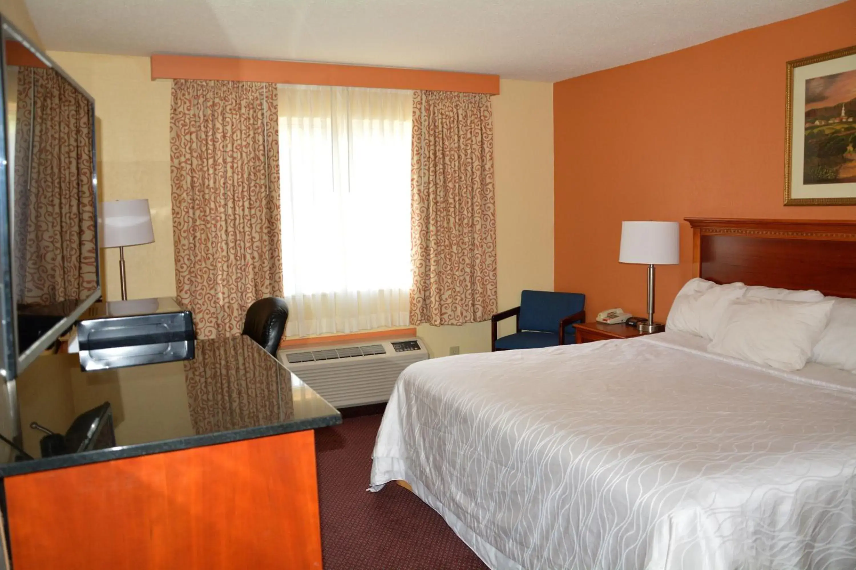 Photo of the whole room, Bed in Columbus Grand Hotel & Banquet Center